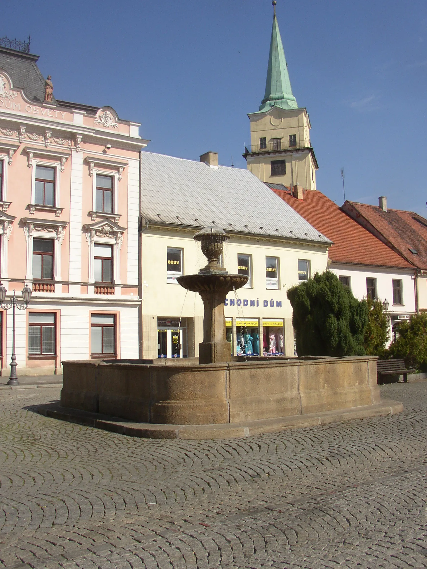 Photo showing: Rokycany, fountain in the main square.