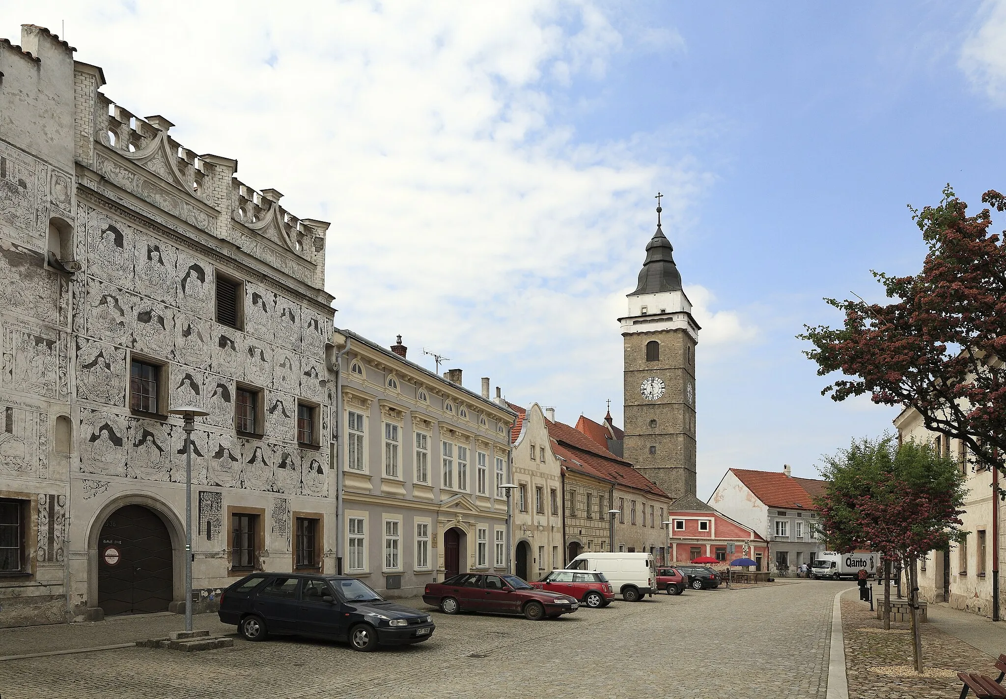 Photo showing: Richtung »Kirche der Himmelfahrt der Jungfrau Maria«, das Haus links mit der Sgraffito­fassade ist Nummer 536.