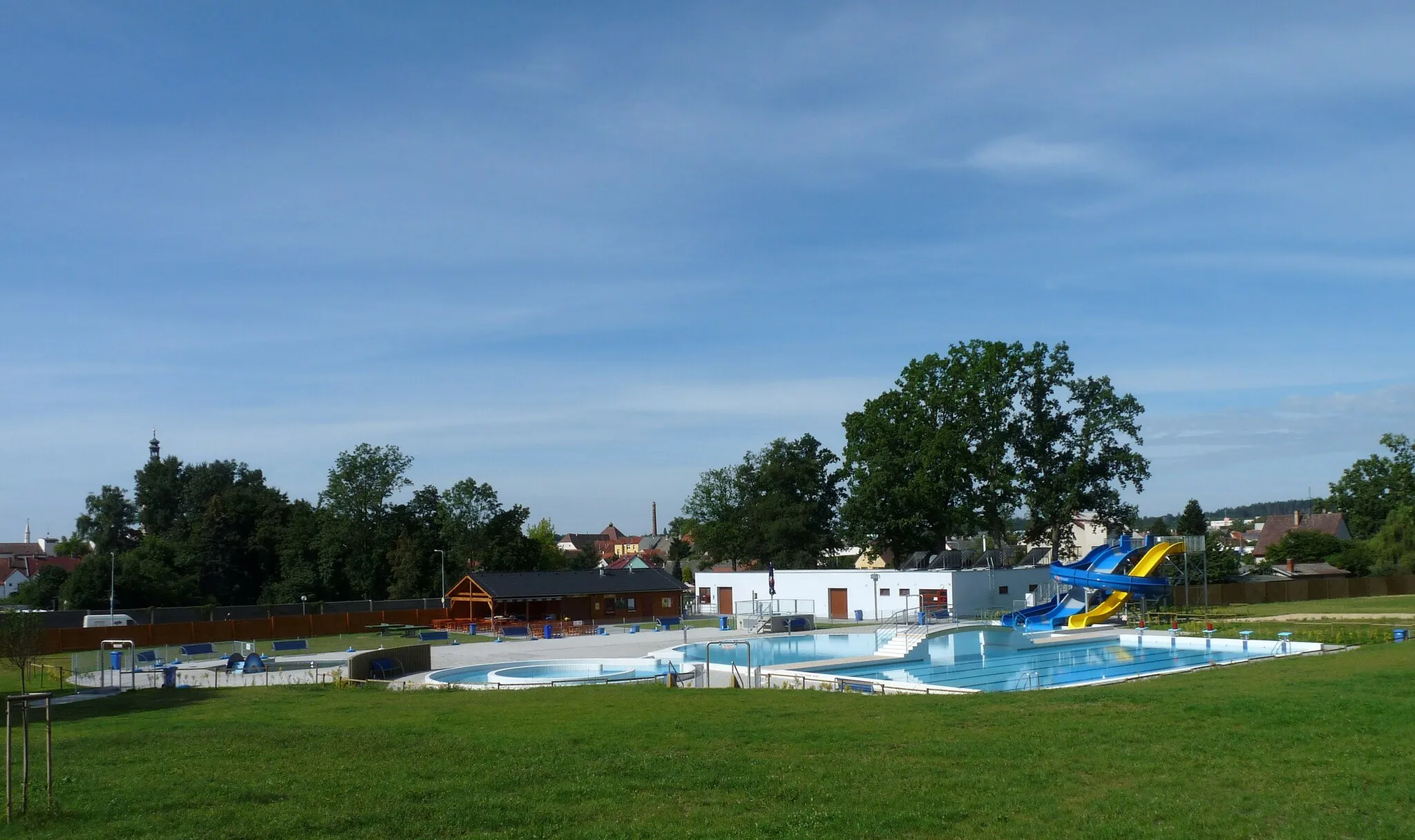 Photo showing: Outdoor swimmming pool in the town of Soběslav, Tábor District, Czech Republic