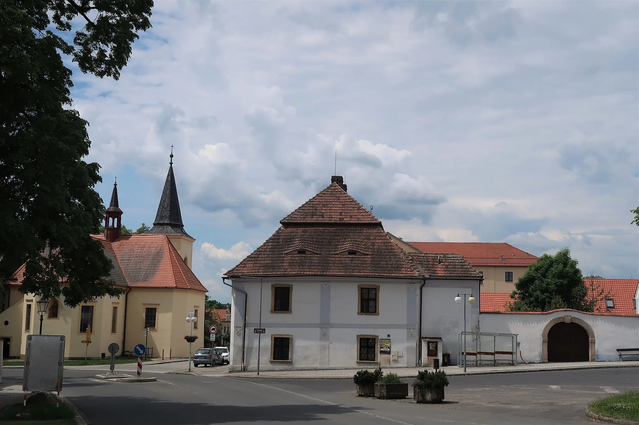 Photo showing: Městská památková zóna Spálené Poříčí, kostel sv. Mikuláše a děkanství pohledem od severního křídla zámku