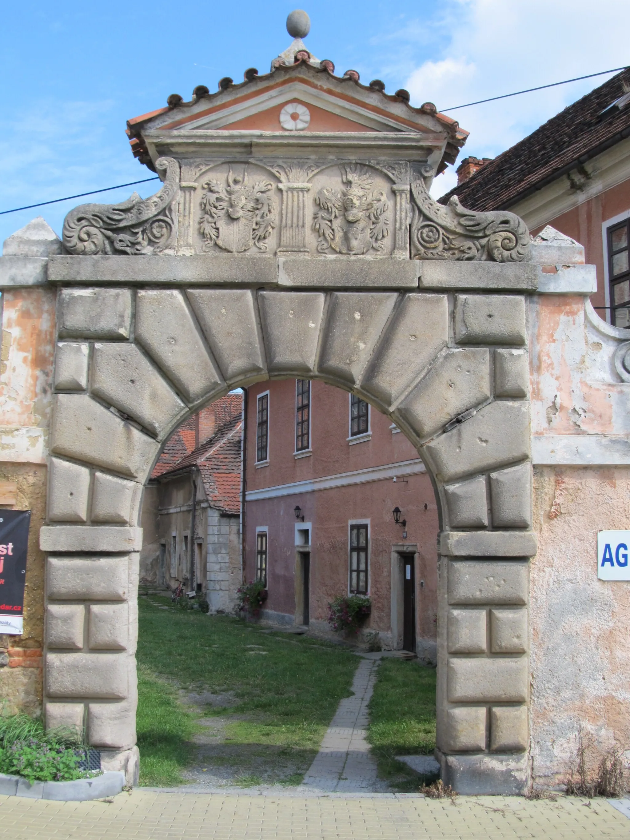 Photo showing: Šťáhlavy - zámecká brána