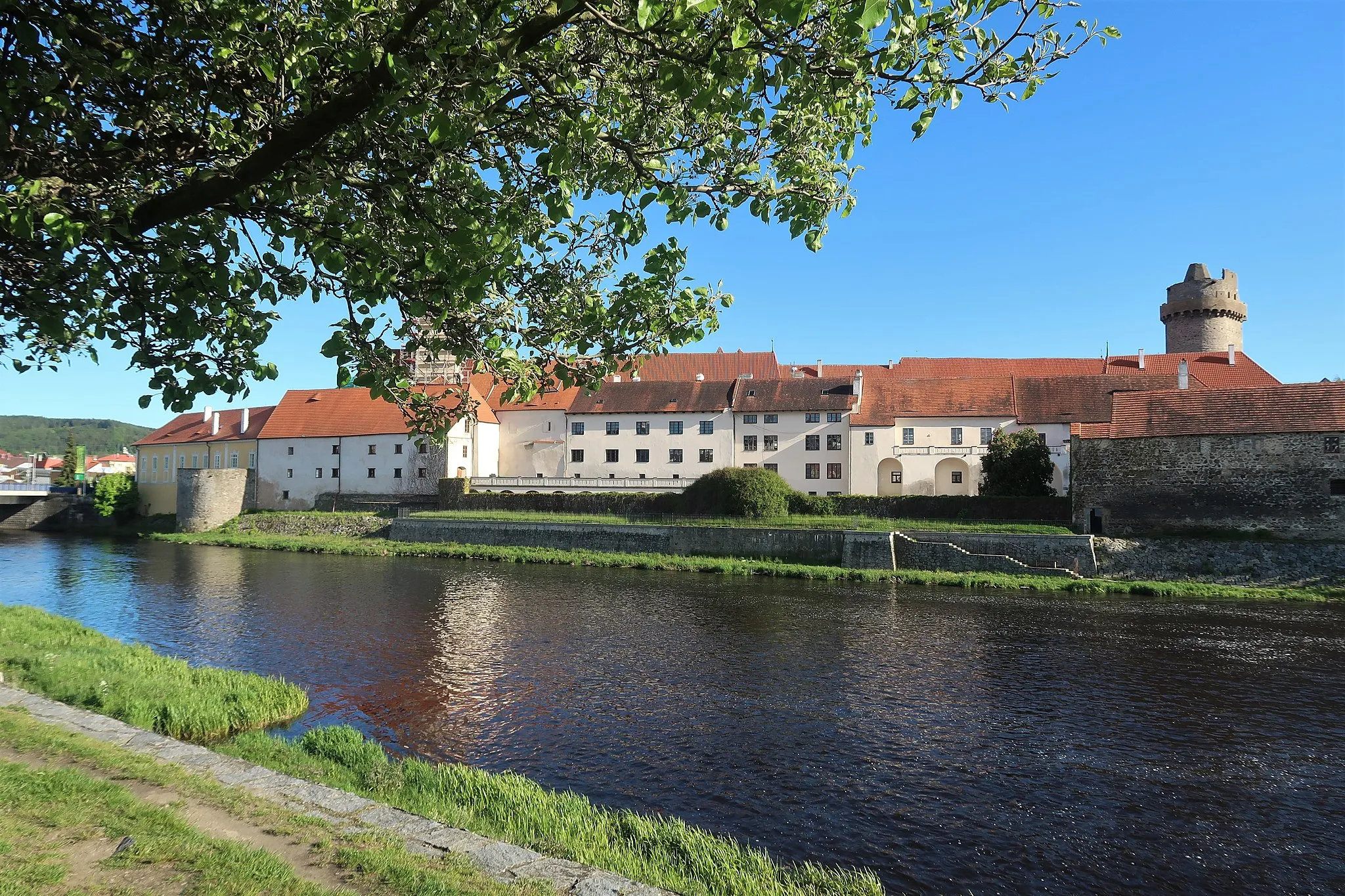 Photo showing: Strakonický hrad přes řeku Otavu