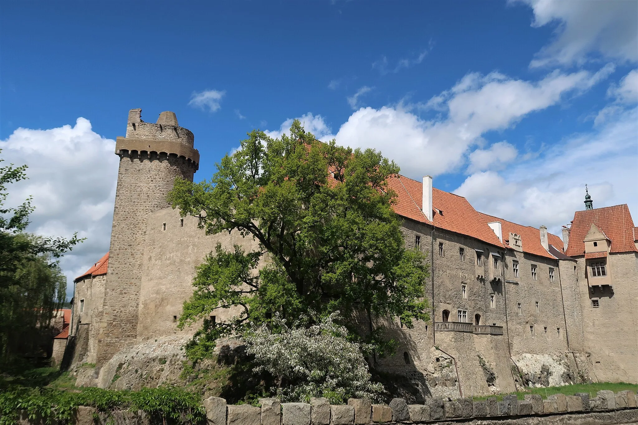 Photo showing: Strakonický hrad z ulice Pod Hradem.