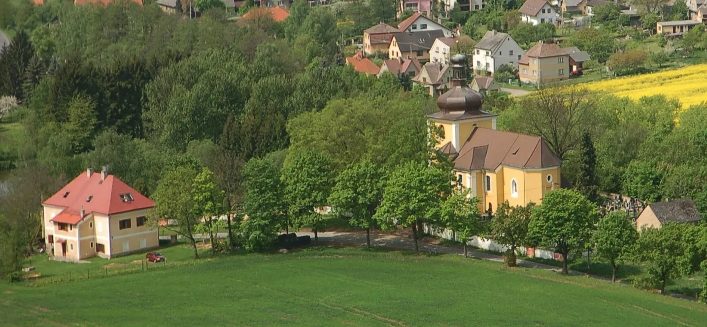 Photo showing: Strašice, kostel sv. Vavřince a bývalá škola