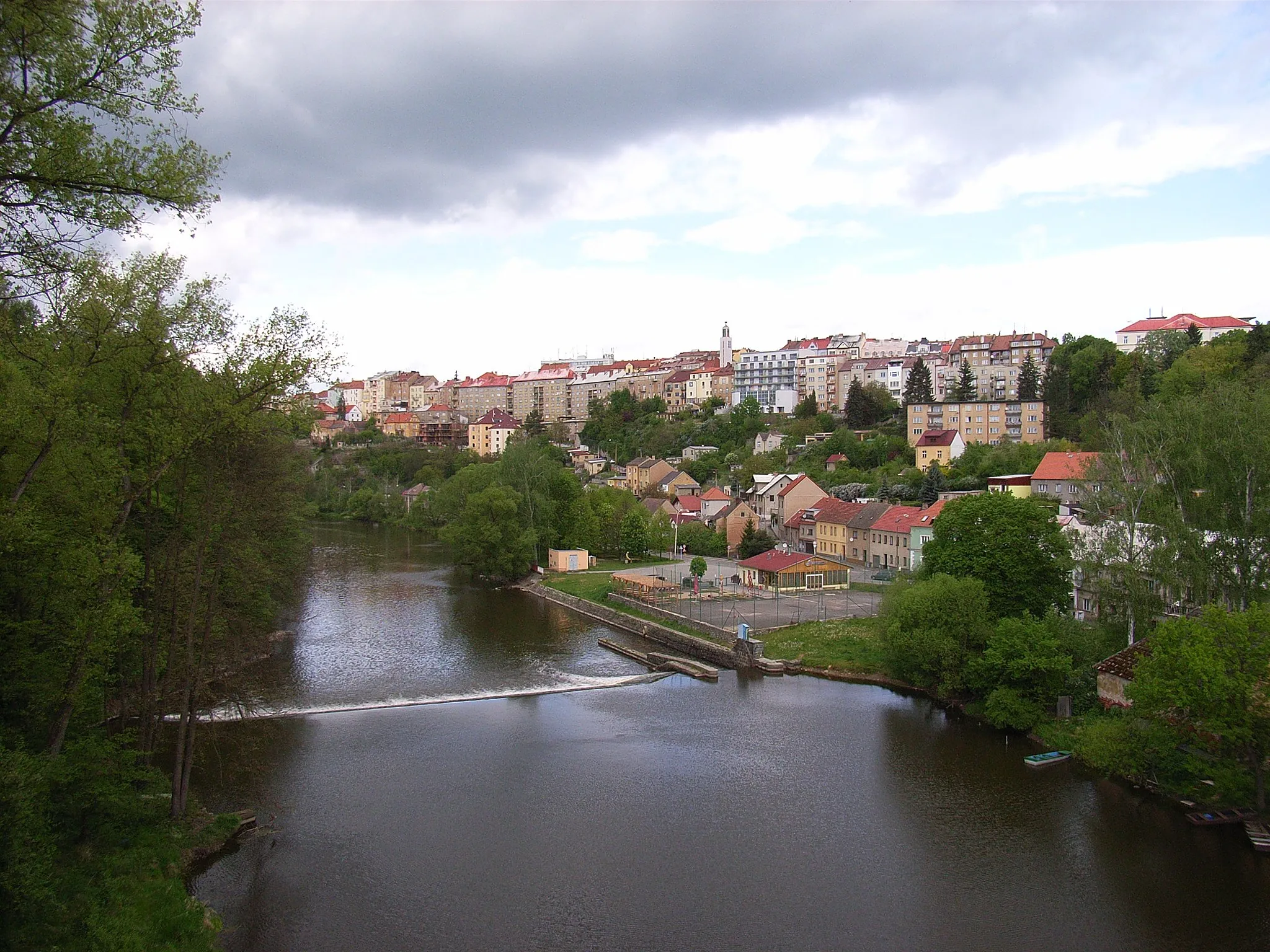 Photo showing: Město Tábor, pohled z mostu Bechyňské dráhy přes řeku Lužnici