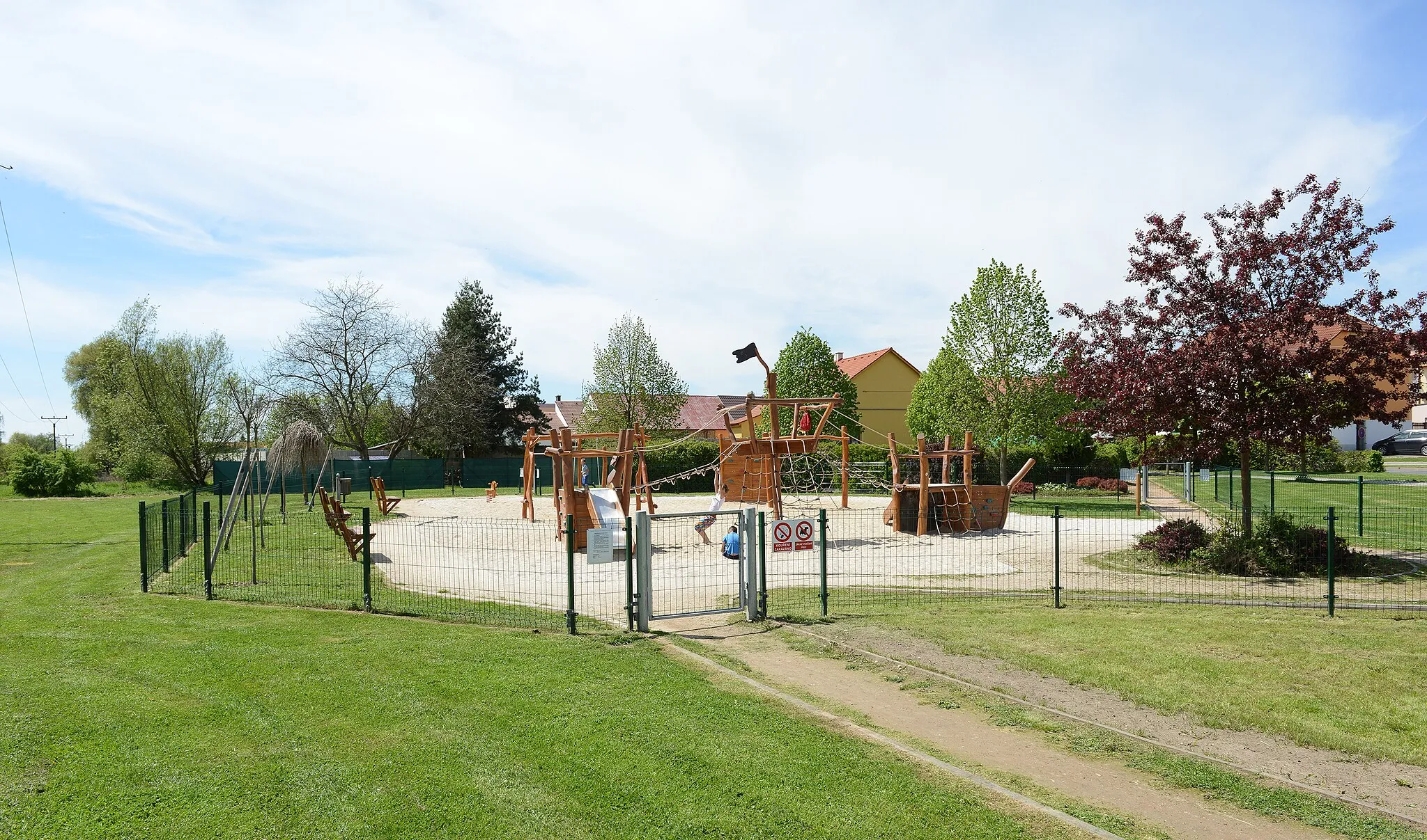 Photo showing: Dětské hřiště v parku