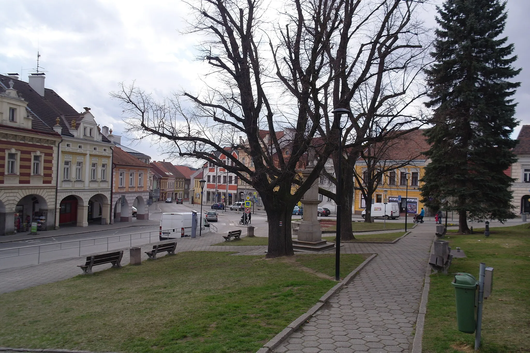 Photo showing: Trhové Sviny, Žižkovo náměstí, východní strana s