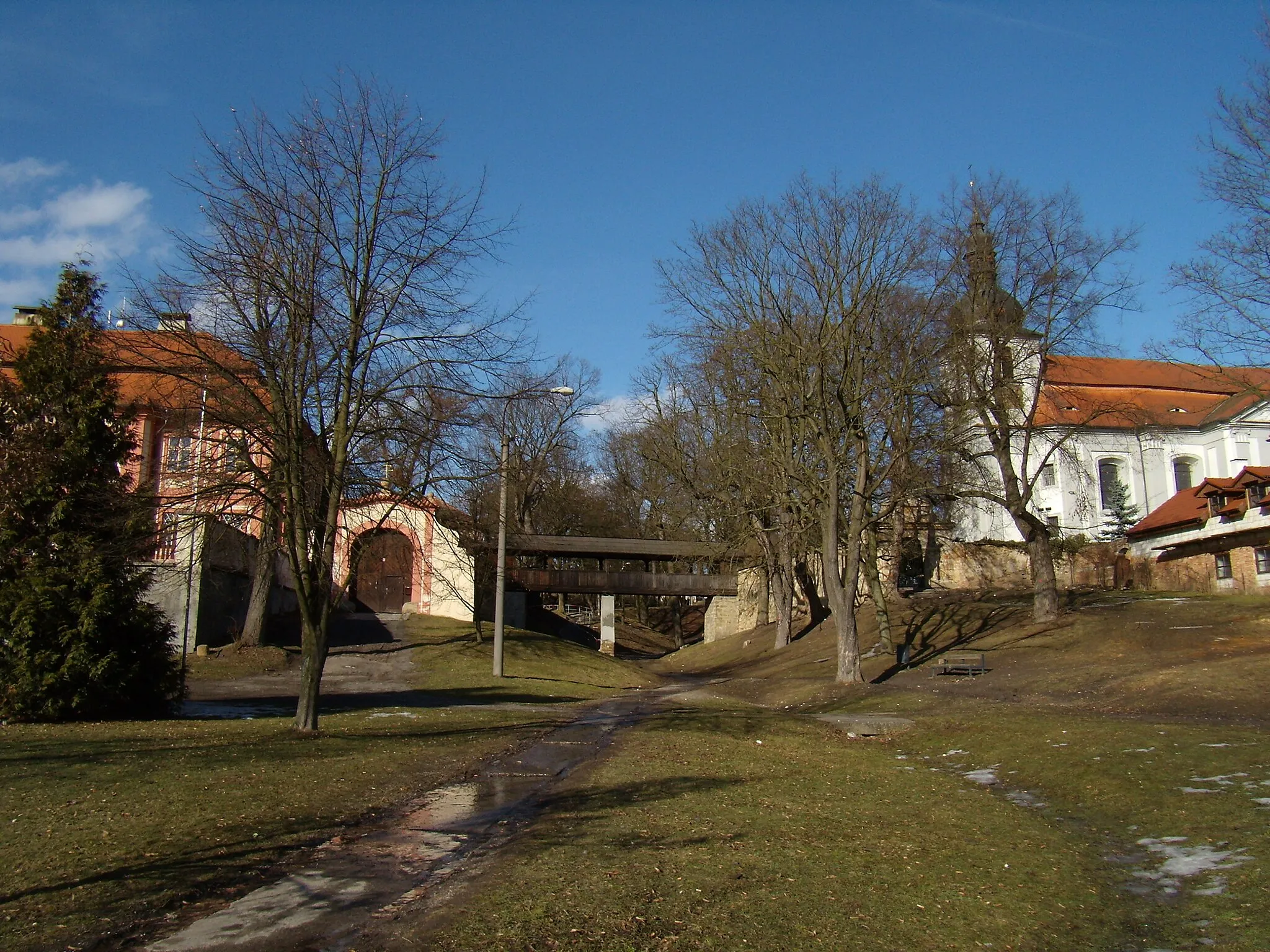 Photo showing: Vejprnice - krytý most mezi farou a kostelem sv. Vojtěcha