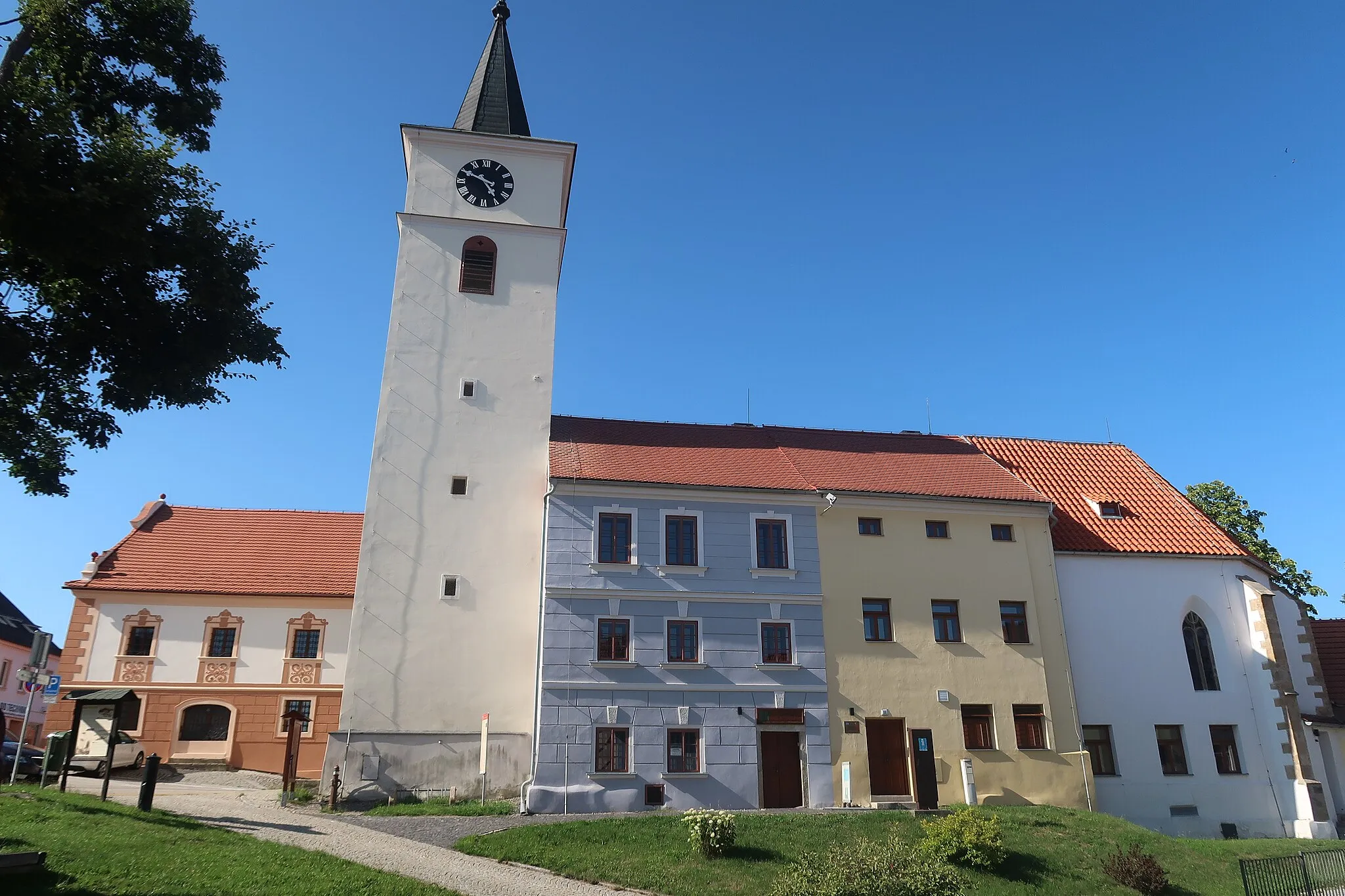 Photo showing: Radnice a bývalý kostel sv. Filipa a Jakuba přestavěný na bytové domy