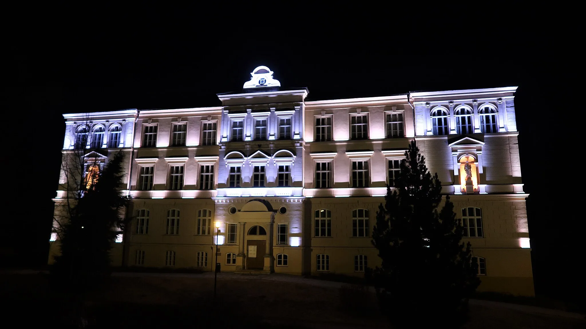Photo showing: Základní škola T. G. Masaryka v ulici 1. máje s nočním nasvícením. Postavena koncem 19. století pro potřeby německé dívčí školy.