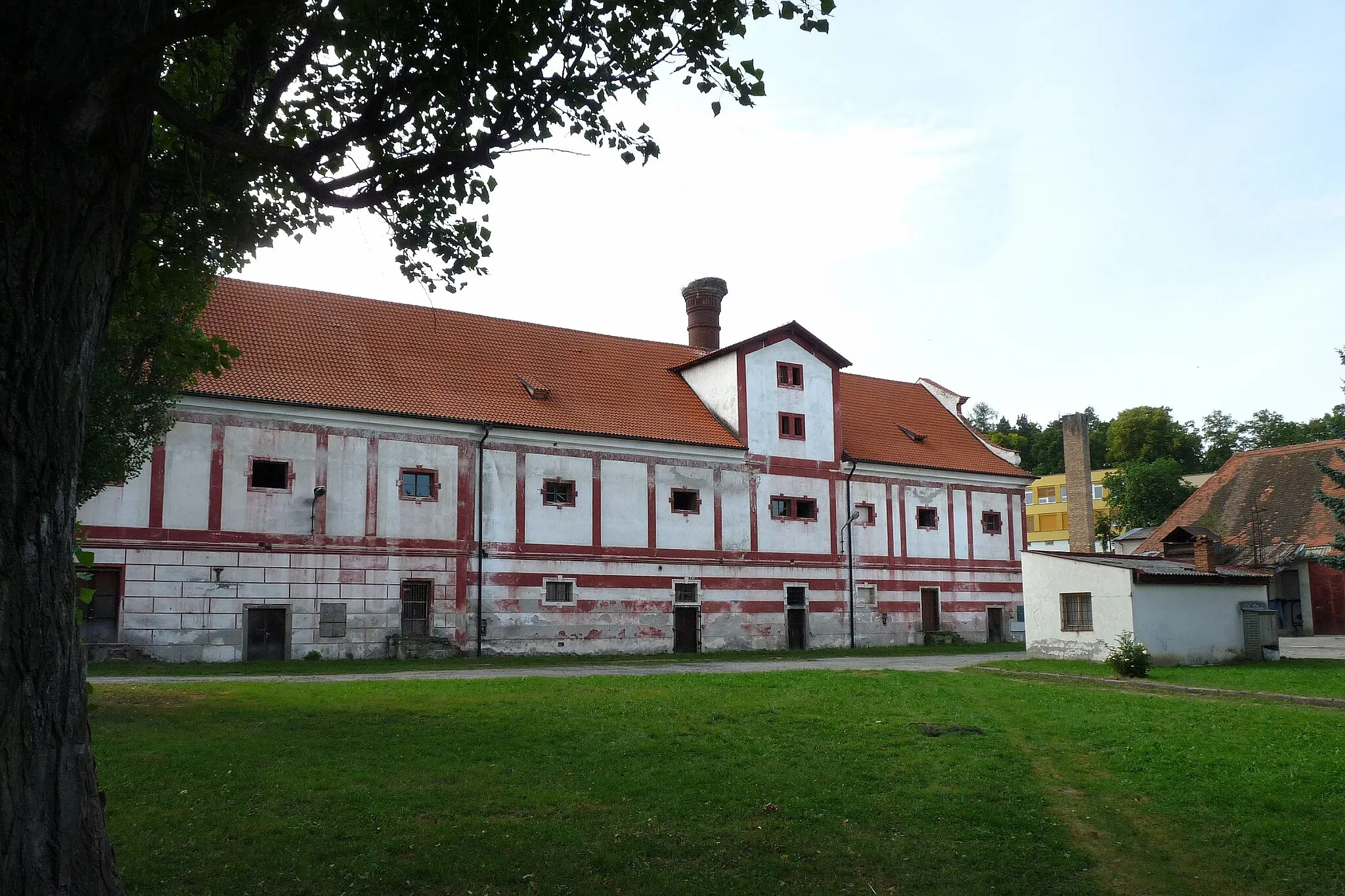 Photo showing: Former brewery in the town of Vlachovo Březí, Prachatice District, South Bohemian Region, Czech Republic.