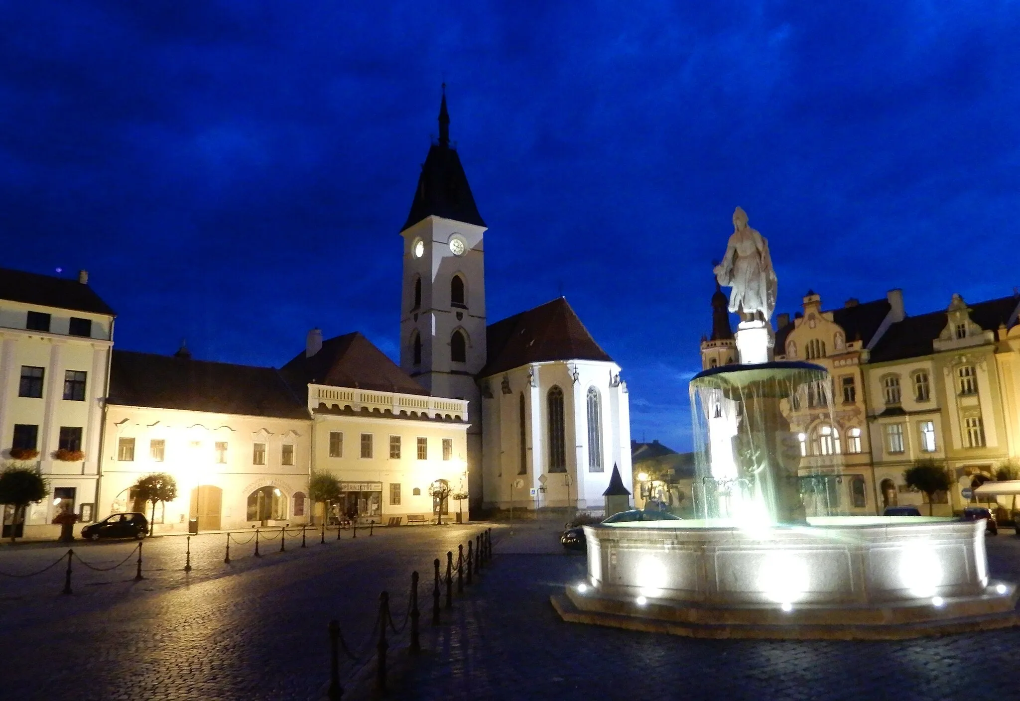Photo showing: Vodňany - náměstí od jihovýchodu večer