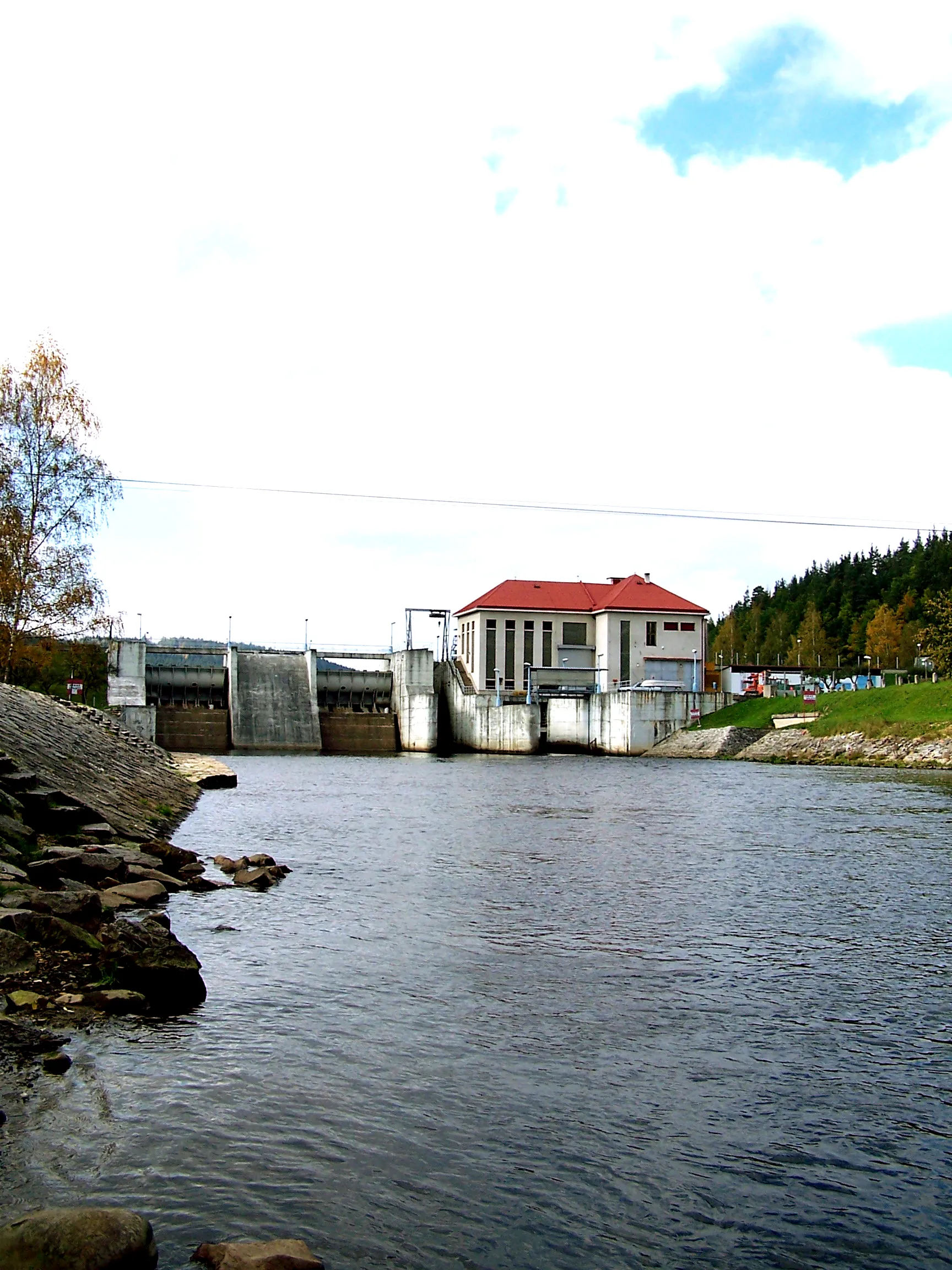 Photo showing: U Vyššího Brodu je přehrada Lipno II a výchozí kemp pro vodáky