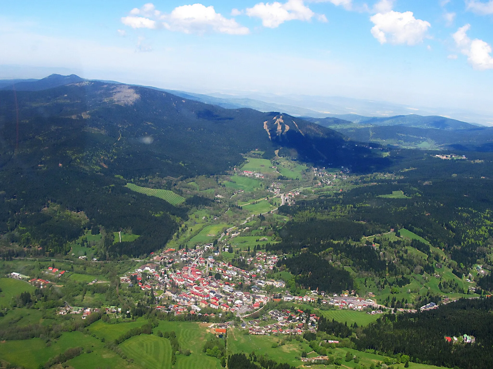 Photo showing: Železná Ruda, Ostrý, Svaroh, Jezerní hora a Špičák z ptačího pohledu