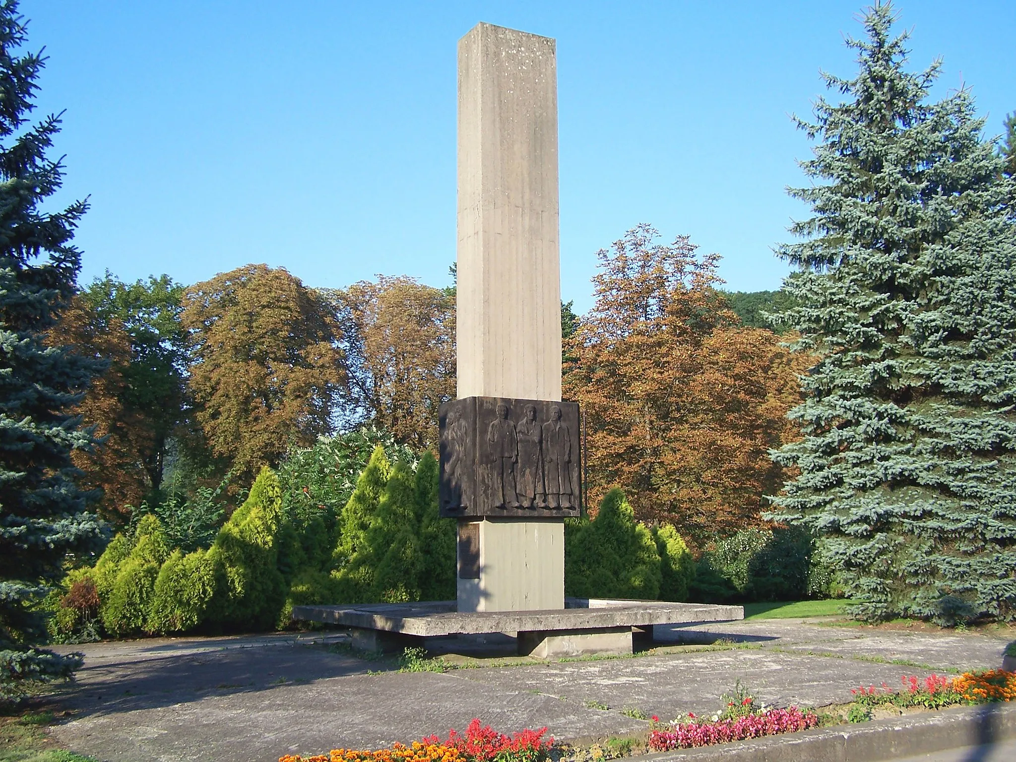 Photo showing: Memorial dedicated to World War II resistance fighters of Poland, Czechoslovakia and other countries. It was built at Kontešinec (Konteszyniec), Český Těšín (Czeski Cieszyn), in place, where during World War II a prisoners of war camp Stalag VIII was located. Sculpted by Štěpán Mikula.