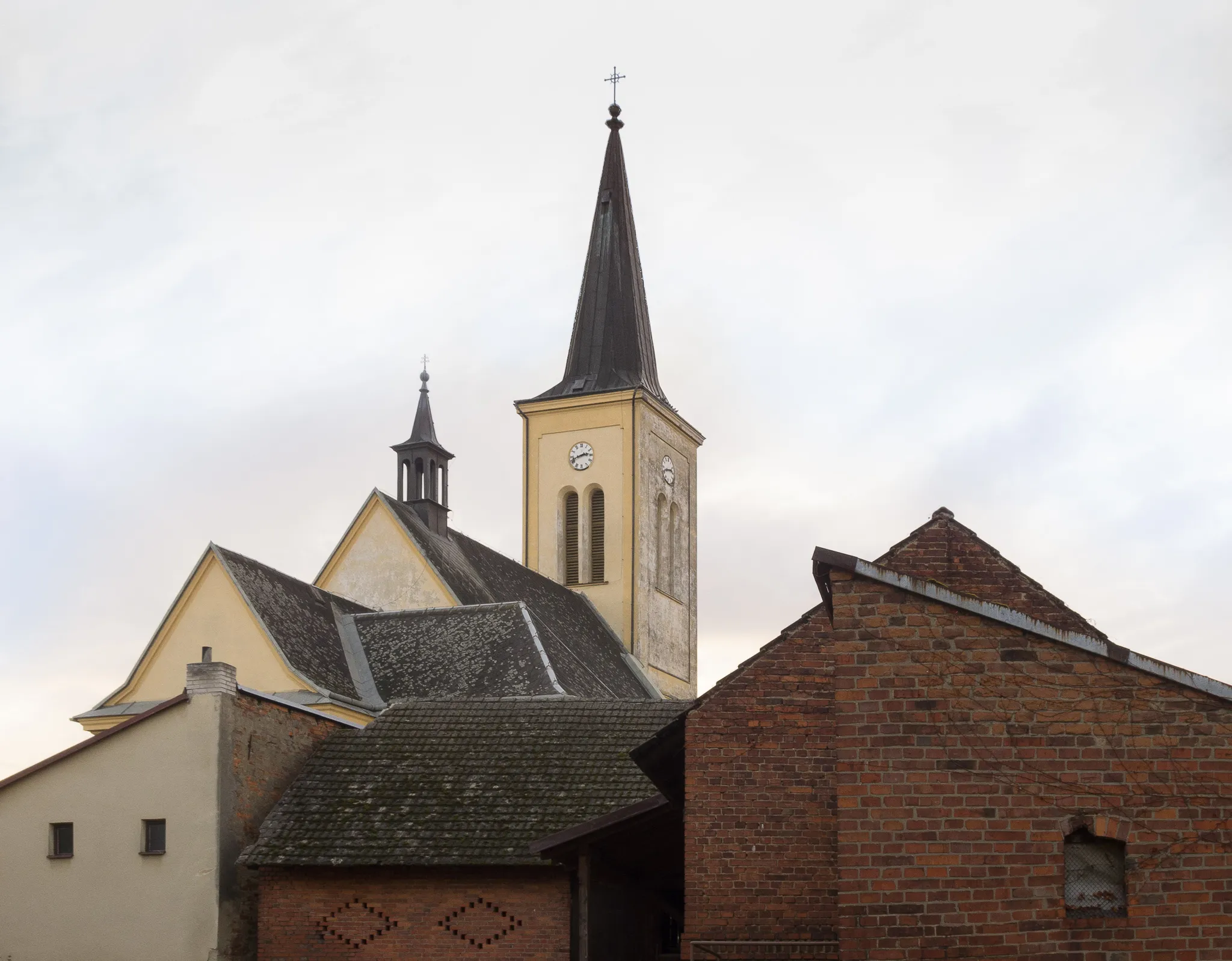 Photo showing: Church of st. Martin in Dolní Benešov - view from the post office.