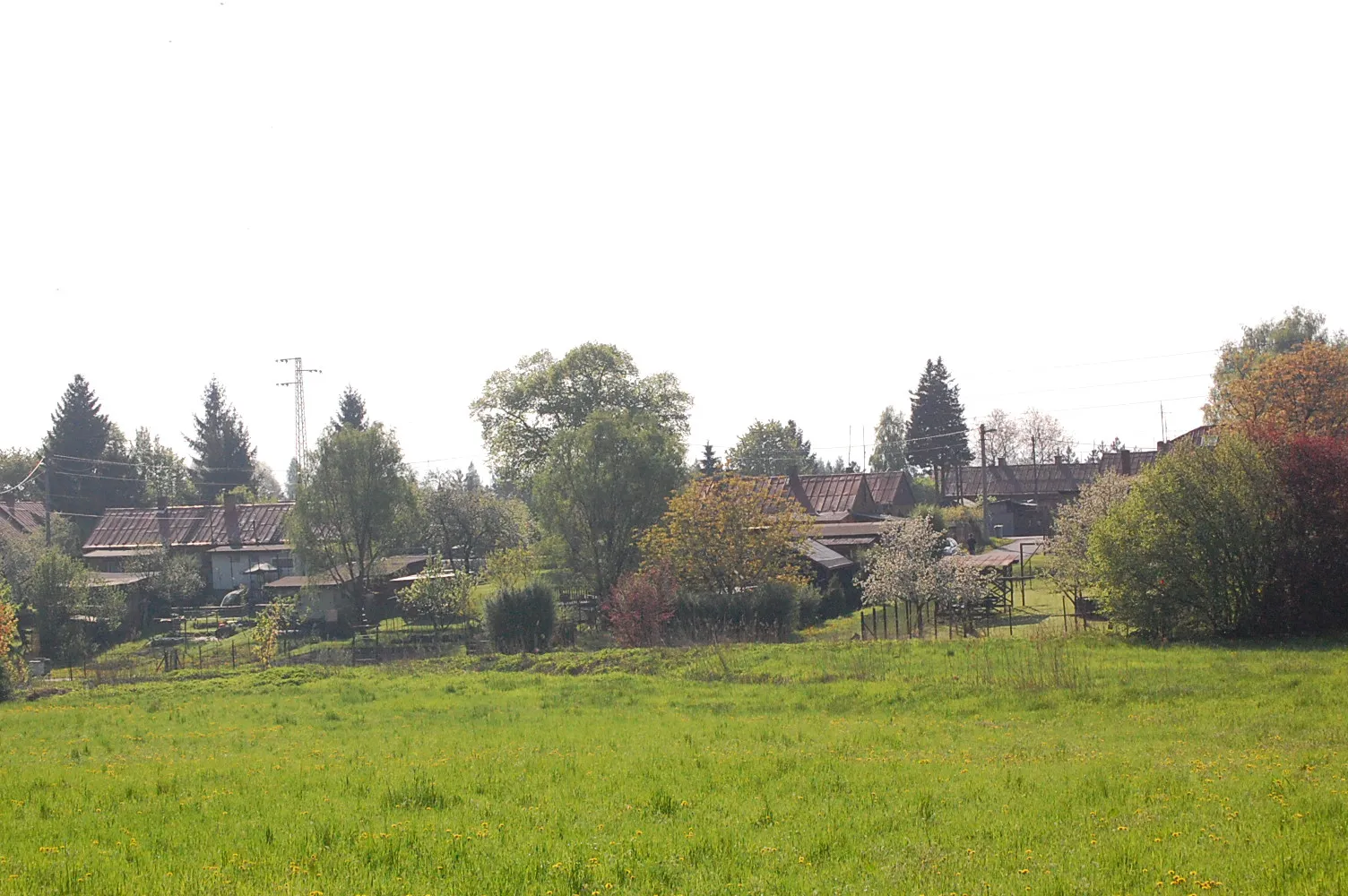 Photo showing: Doubrava (Karviná) Finská kolonie, pohled na kolonii zezadu. Jsou vidět zděné budovy, které sloužily k uskladnění uhlí a dřeva, hospodářského nářadí ap.