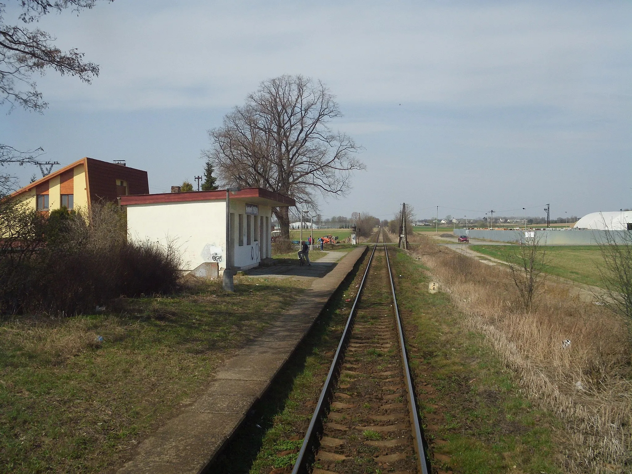 Photo showing: Train stop in Kravaře-Kouty, Czech Republic, as seen from the back window of a passing train.