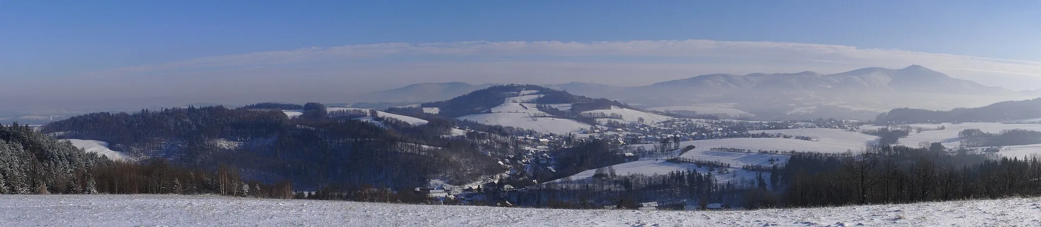 Photo showing: Metylovická pahorkatina, panoramatický výhled z vrcholu Na Magoni (497 m) od severovýchodu na jihovýchod: vlevo vrcholy Na horách (453 m), Lišky (457 m), uprostřed Metylovická hůrka (524 m), pod Metylovickou hůrkou napravo obec Metylovice, vpravo  vrchol Na kopci (412 m) a za ním zcela vzadu Lysohorská rozsocha s nejvyšším vrcholem Lysá hora (1323 m)