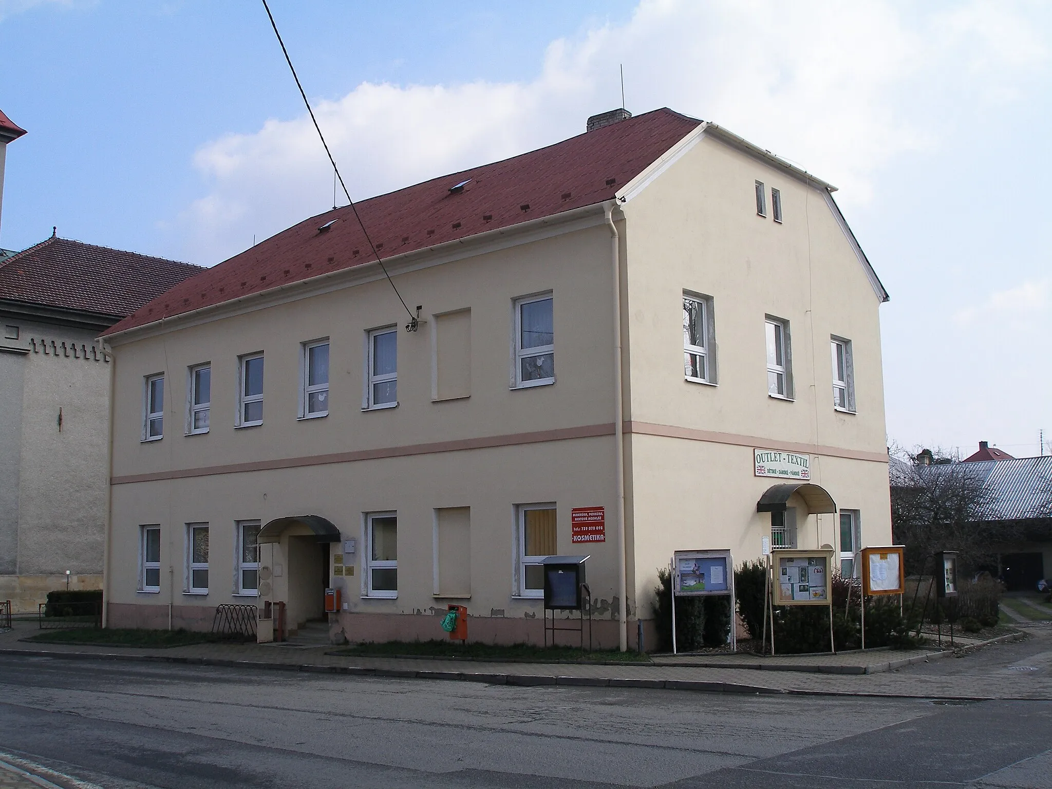 Photo showing: Health center (former elementary school) in Mořkov.