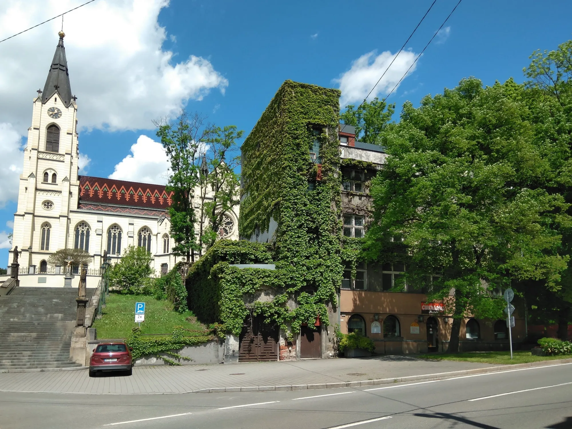 Photo showing: Catholic church and former savings bank building in the old part of Orlová, Czech Silesia