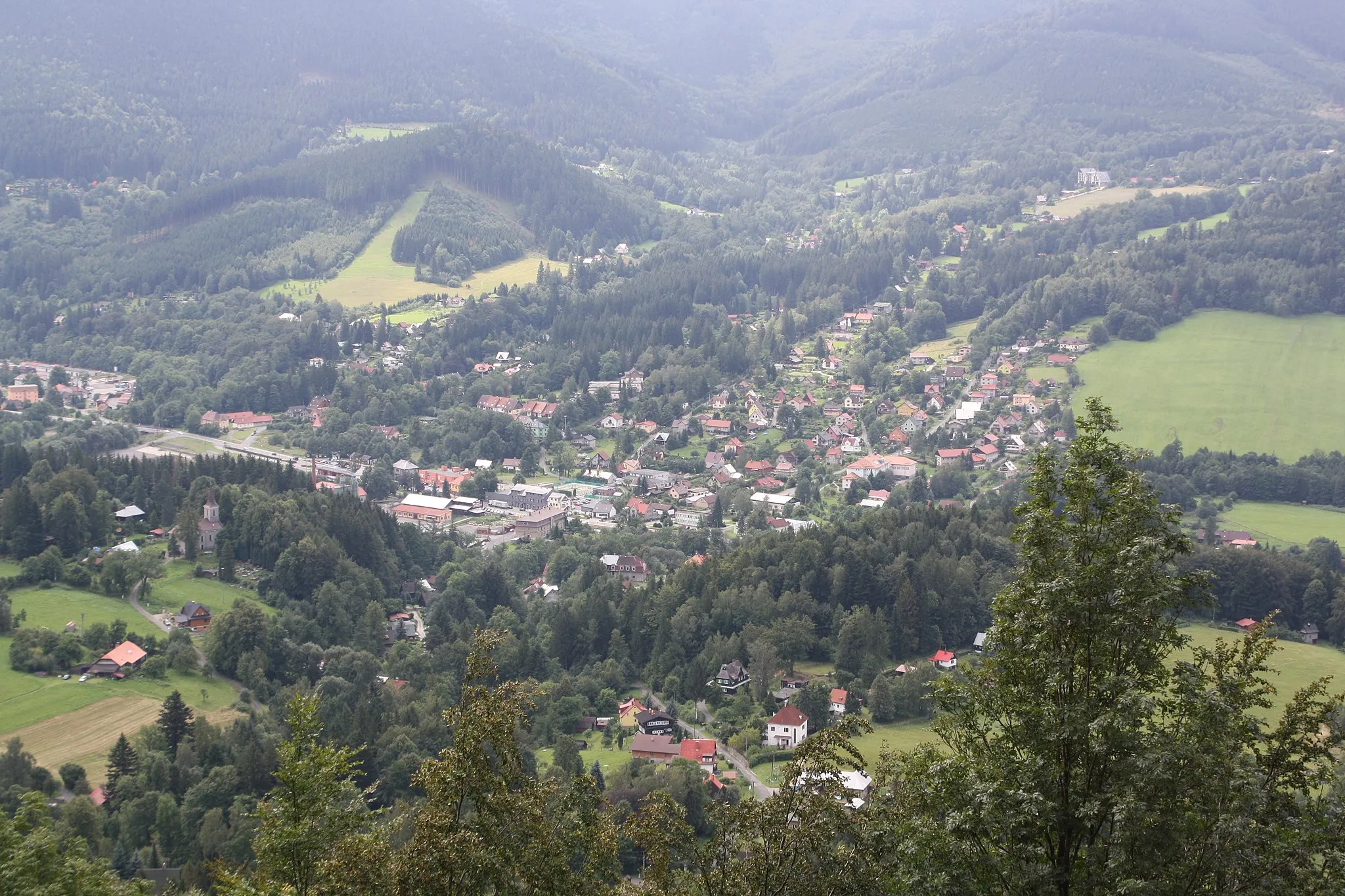 Photo showing: Pohled na centrum obce Ostravice z Medvědí skály