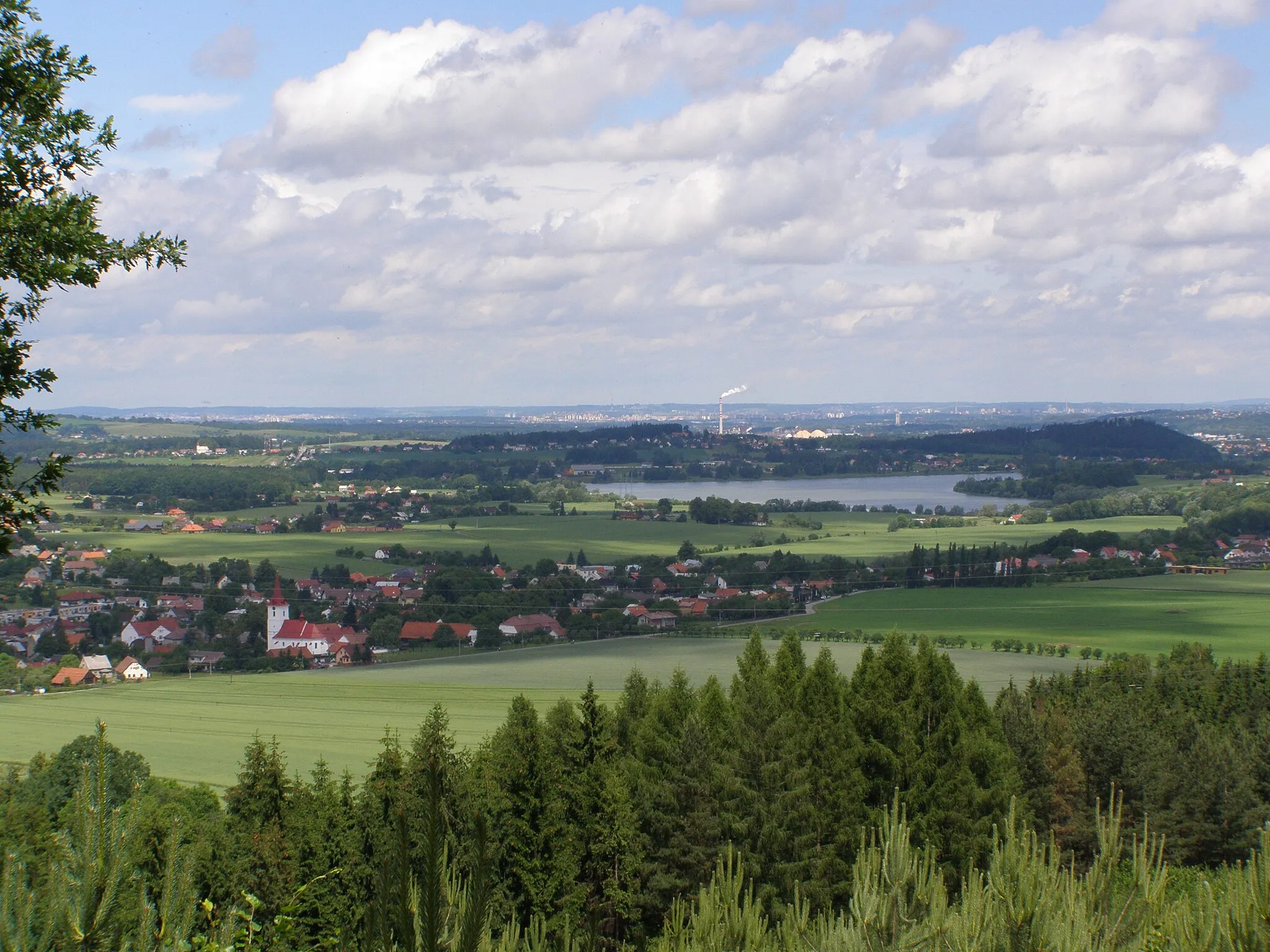 Photo showing: Palkovické podhůří, východní část, vlevo obec Palkovice, vpravo vodní nádrž Olešná, v pozadí Ostravská pánev, pohled z jihu