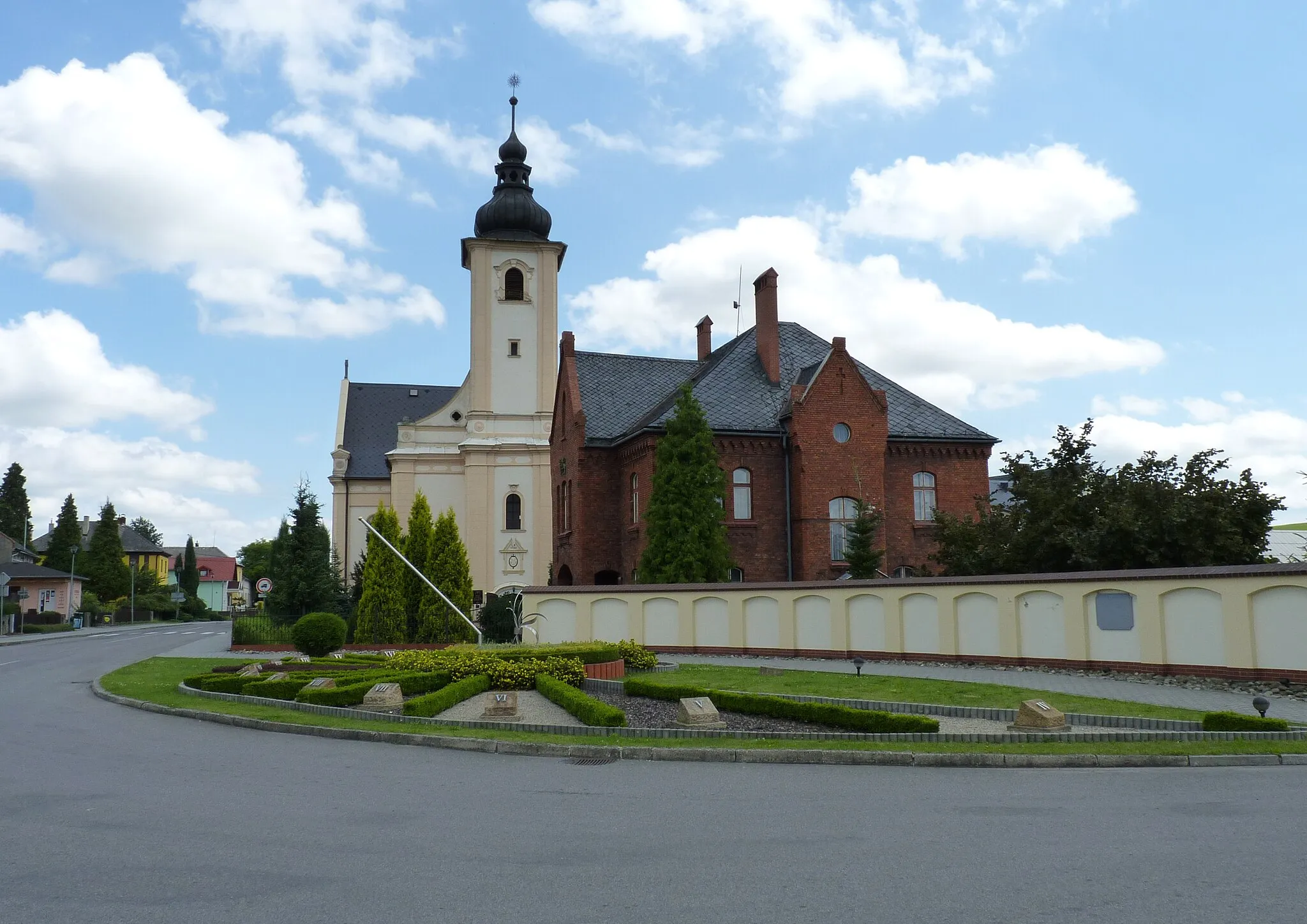 Photo showing: Sundial at street corner near St. Lawrence church in Píšť, Opava District, Moravian-Silesian Region, Czech Republic