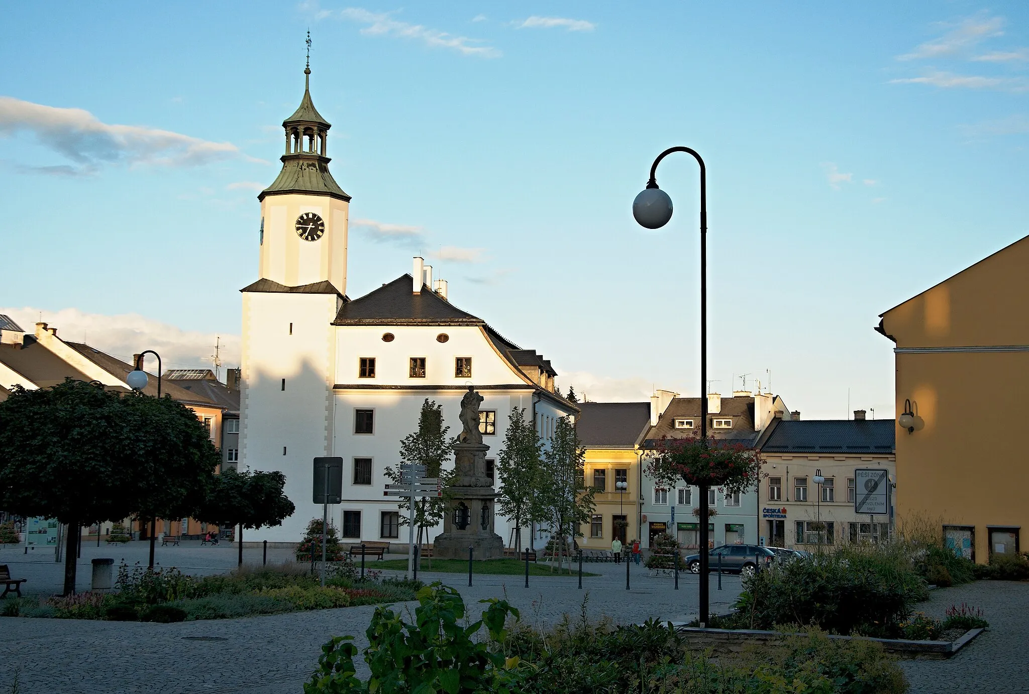 Photo showing: Náměstí míru v Rýmařově společně s Rýmařovskou radnicí