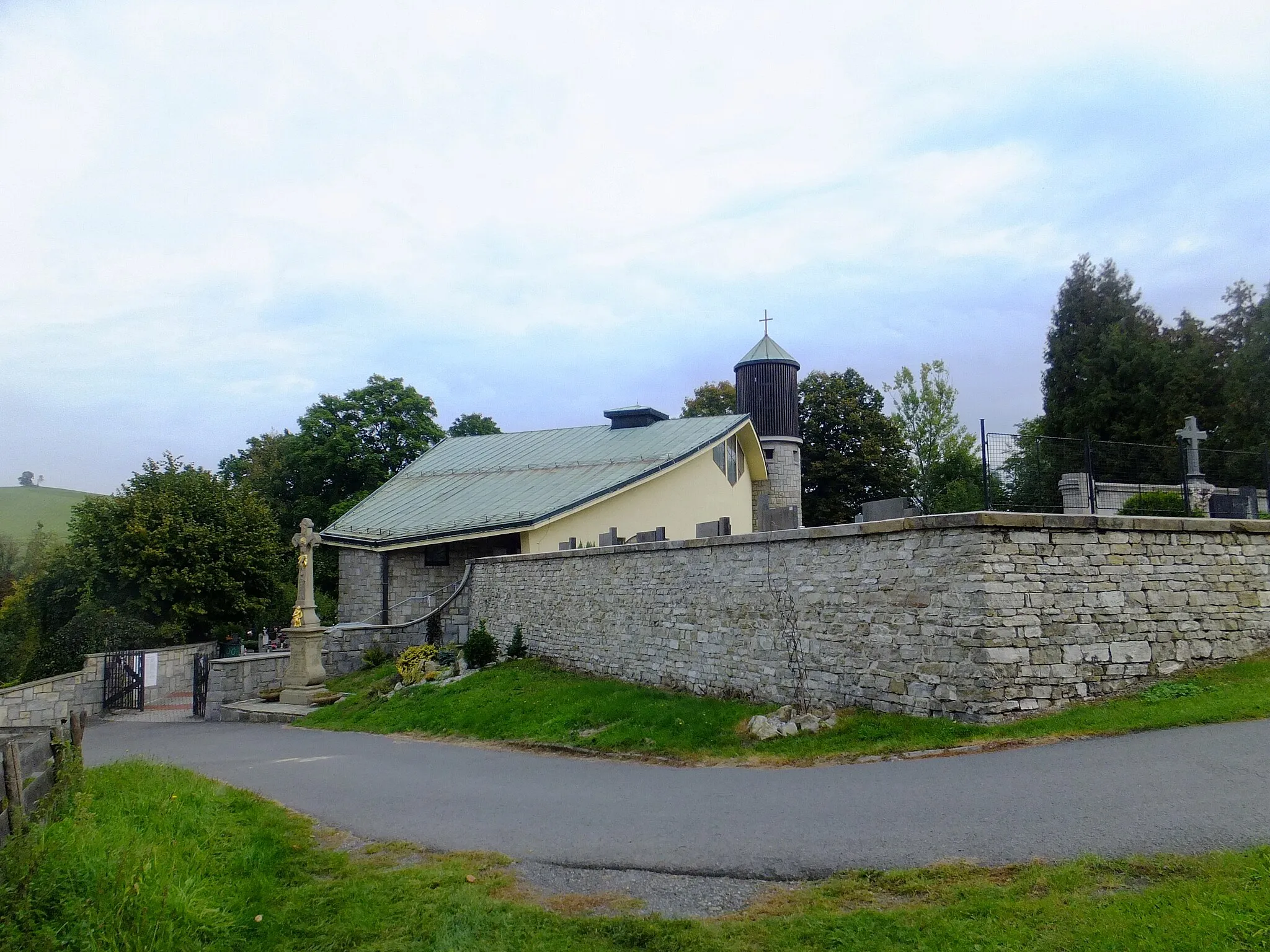 Photo showing: Saint Nicholas Church in Tichá (Nový Jičín District), built on the place of the older wooden one, destroyed by the fire after the lightning strike in the 1964 year