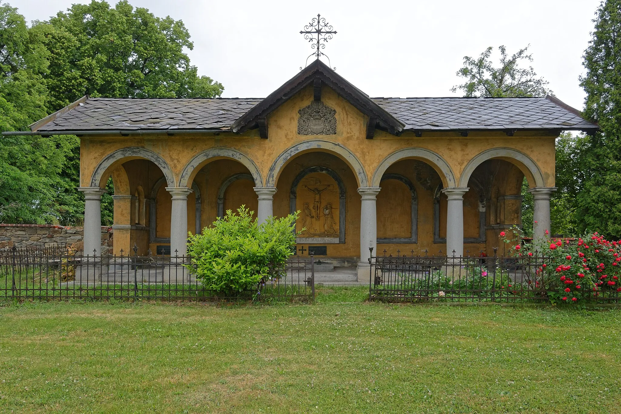 Photo showing: Velké Heraltice, Hrobka rodiny von Bellegarde.