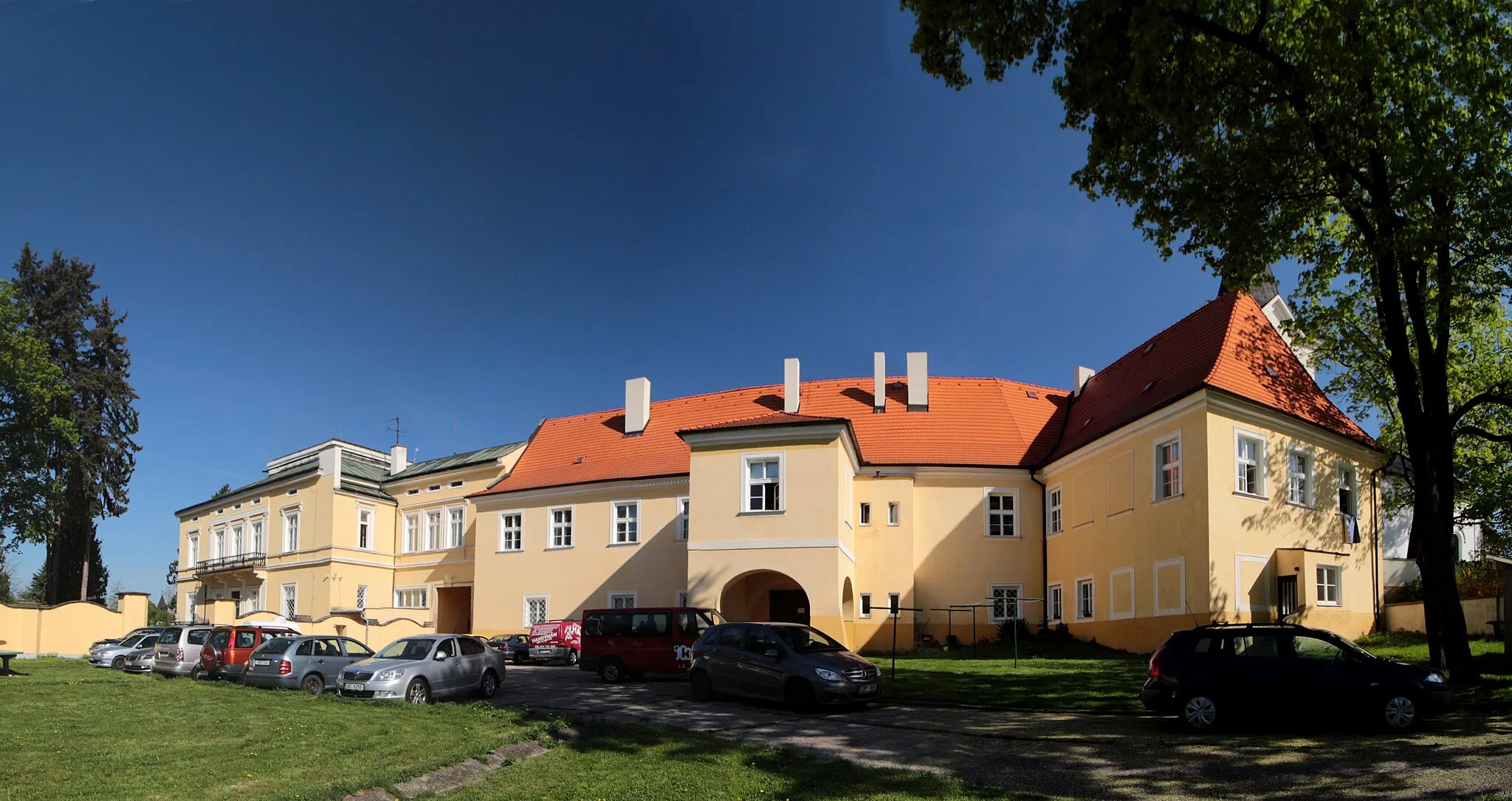 Photo showing: Praha-Dolní Počernice, jižní strana zámku