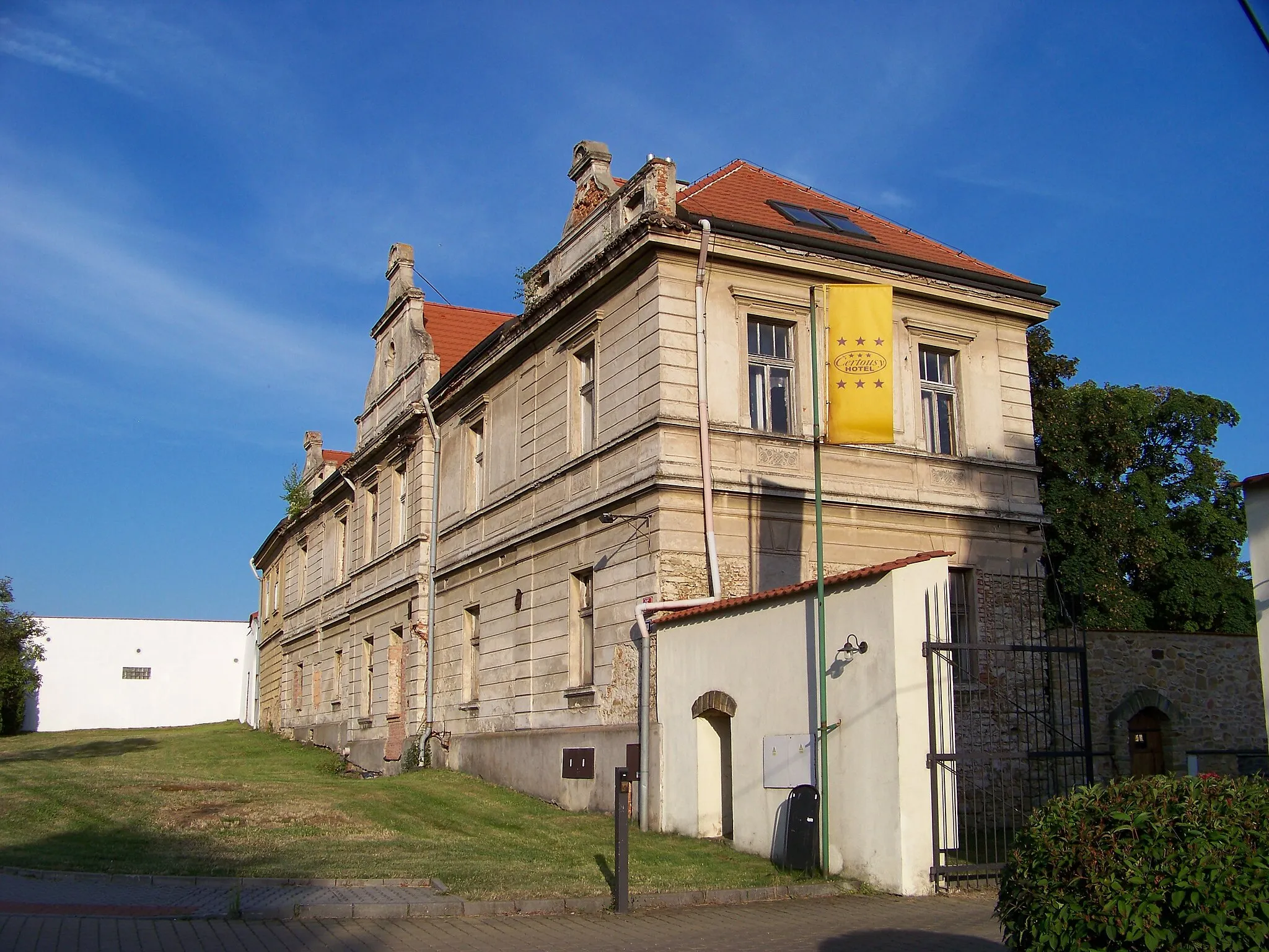 Photo showing: Prague-Horní Počernice. Čertousy, Bártlova street, a farm.