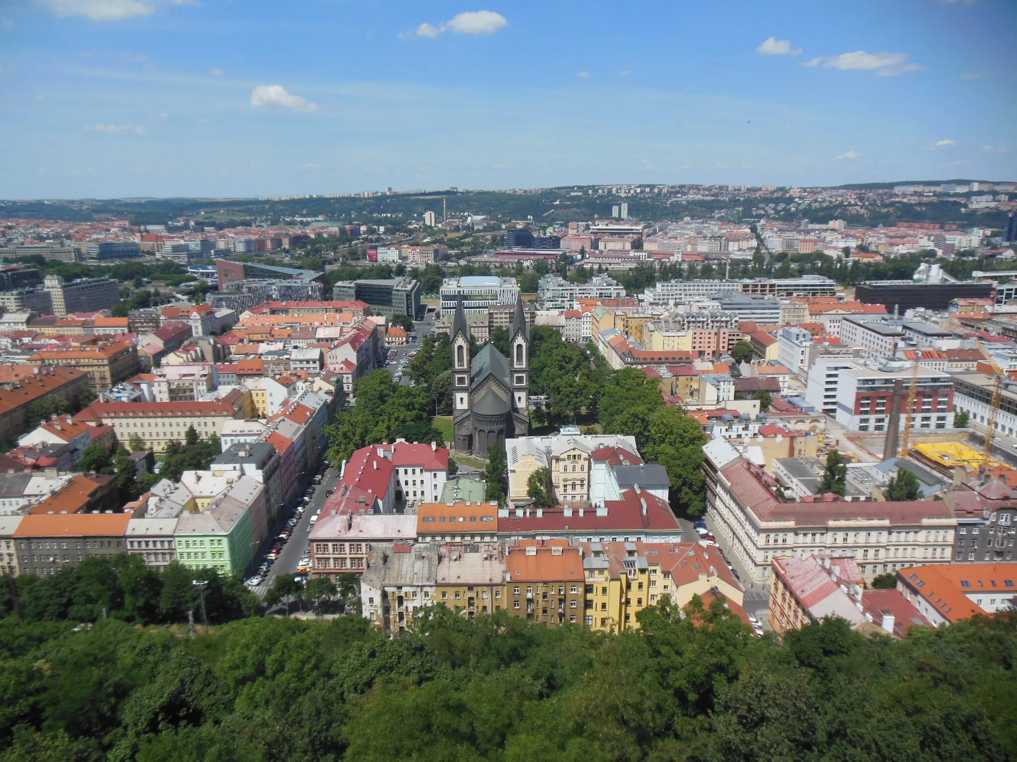 Photo showing: Praha-Žižkov. Vyhlídka Národního památníku na Vítkově, pohled na Karlín.