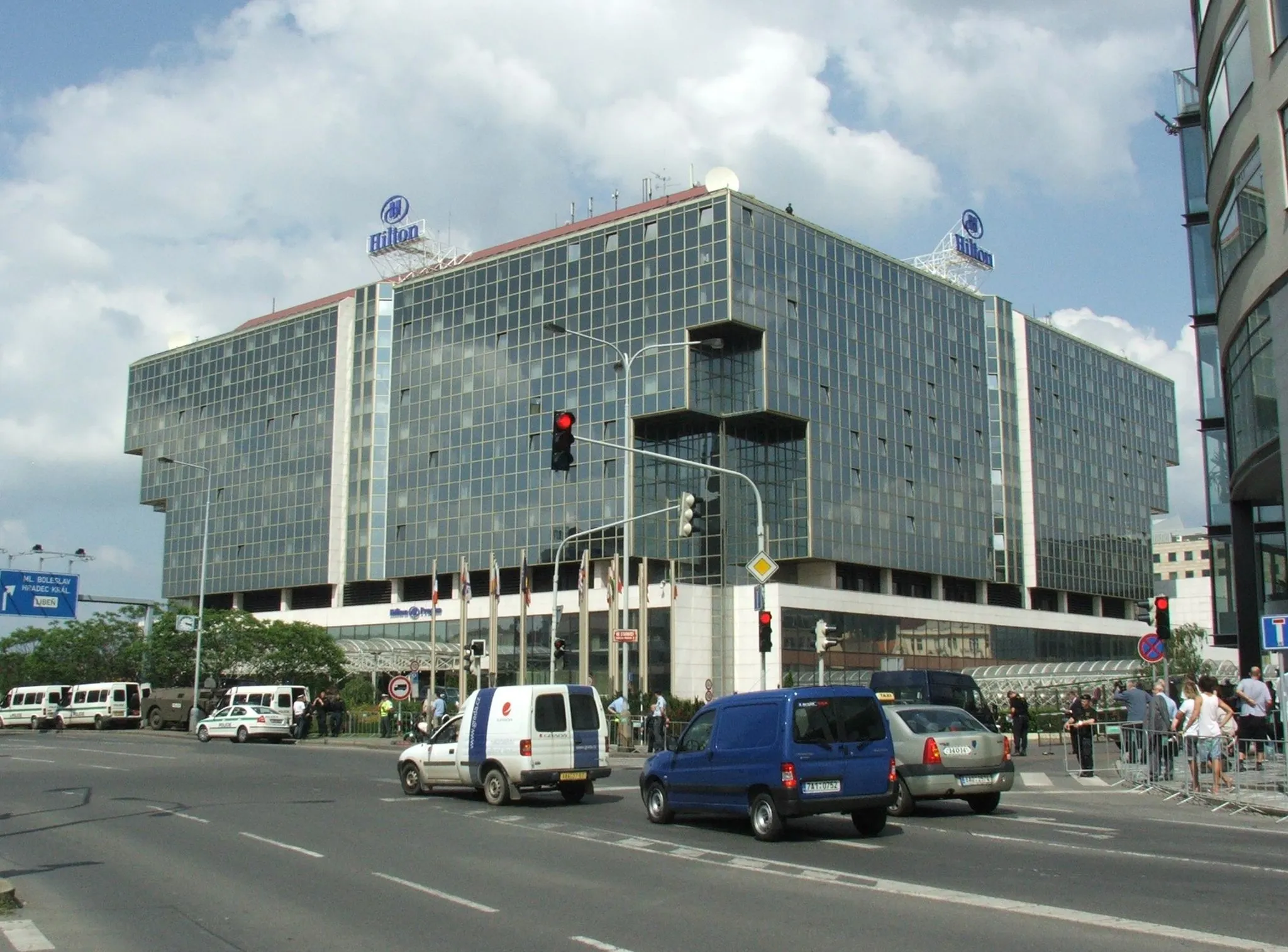 Photo showing: Hilton Hotel, Prague- Těšnov, 5th of July 2007, surrounded by the Czech police during the visit of the U.S.president Bush who probably spent previous night in this hotel.