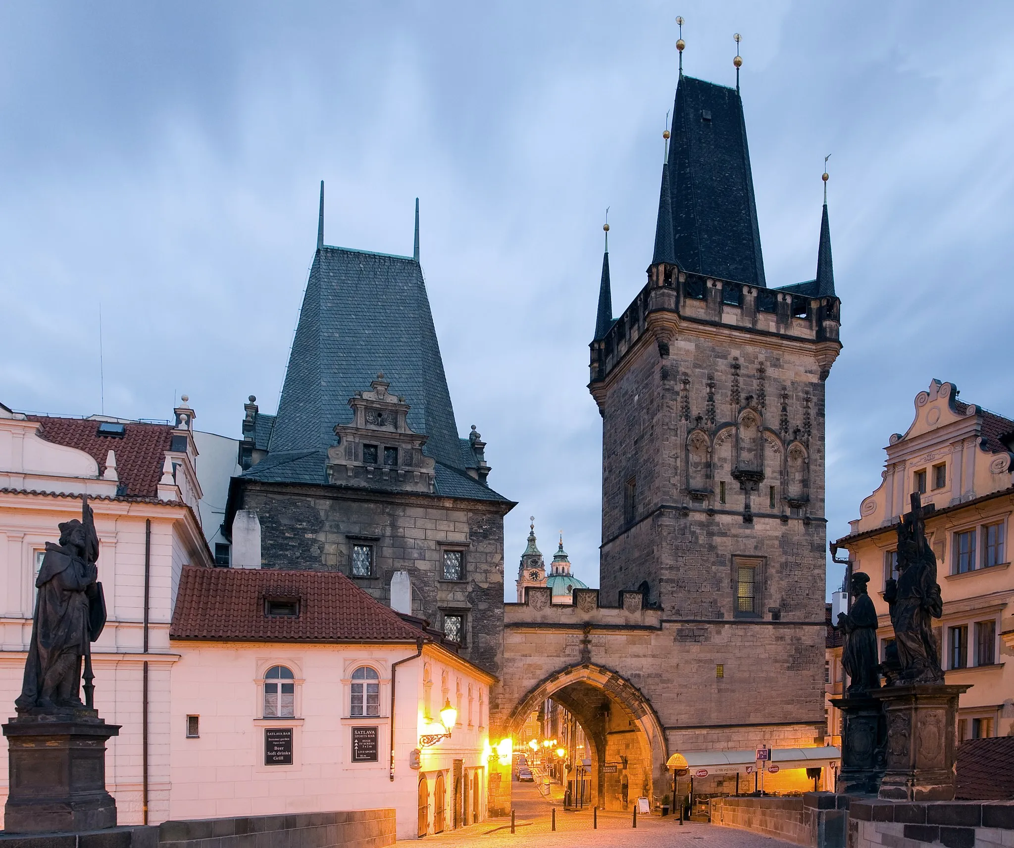Photo showing: A view of the bridge tower at the end of the Charles Bridge on the side of Malá Strana in Prague, Czech Republic.