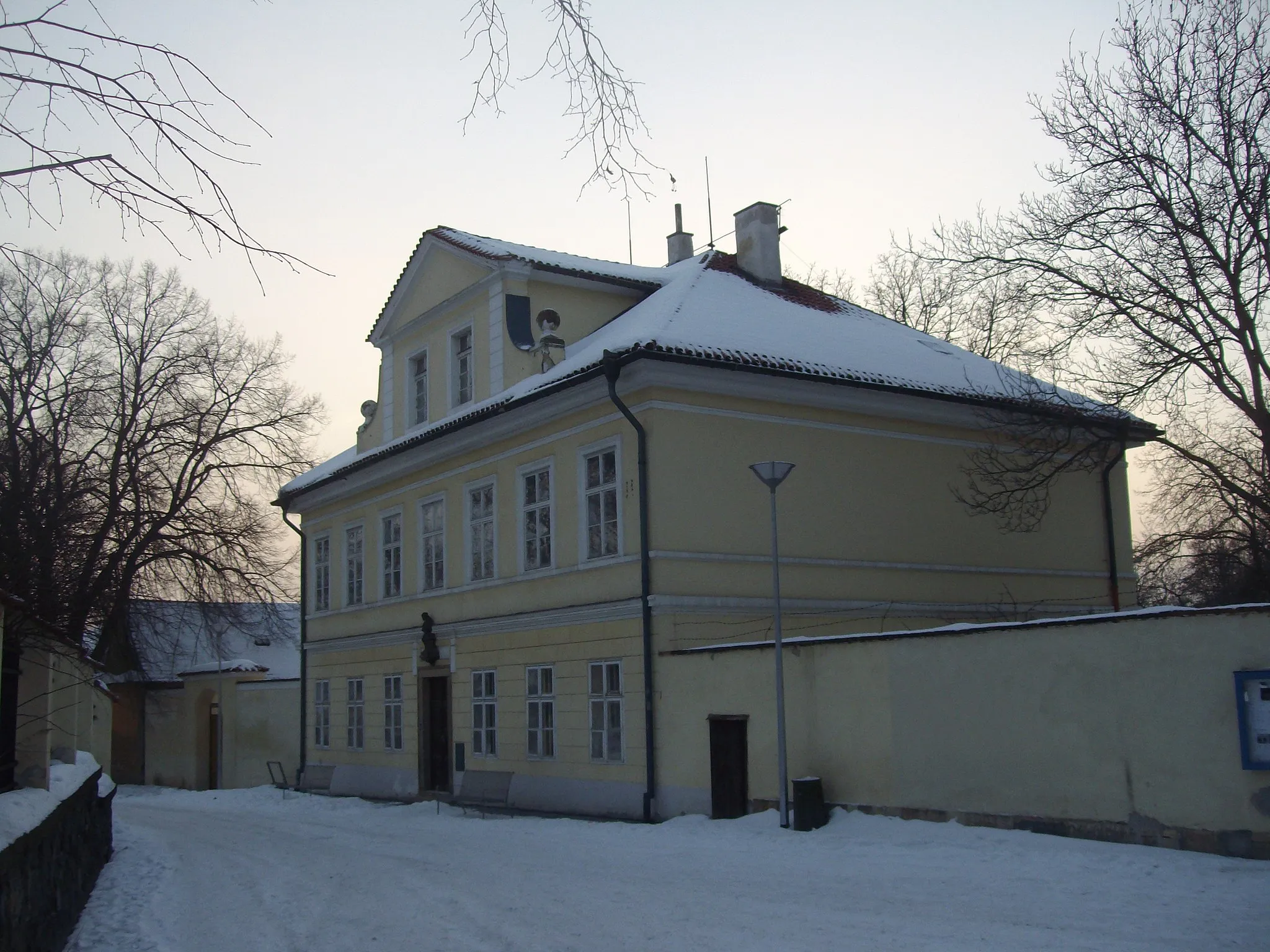 Photo showing: Vicarage of St Vaclav church in Prosek