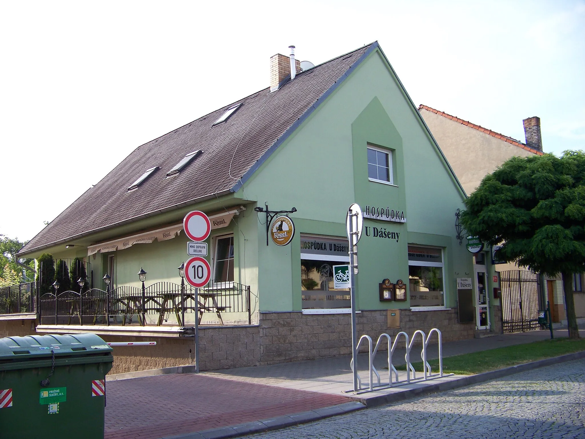 Photo showing: Prague-Satalice, Czech Republic. K nádraží 104/20, U Dášeny pub.