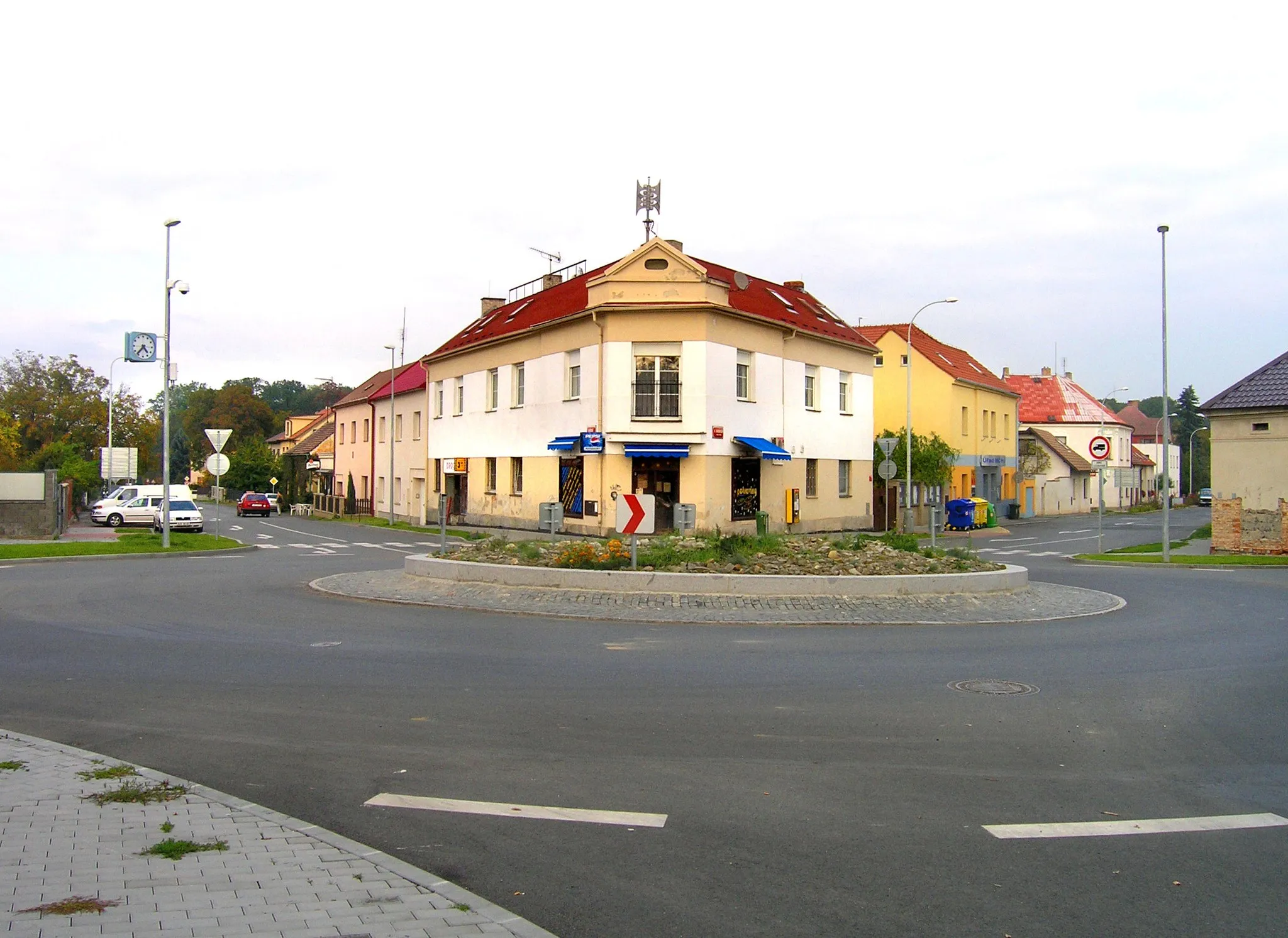 Photo showing: Intersection of Vinořská street and K Radonicům street in Satalice, Prague