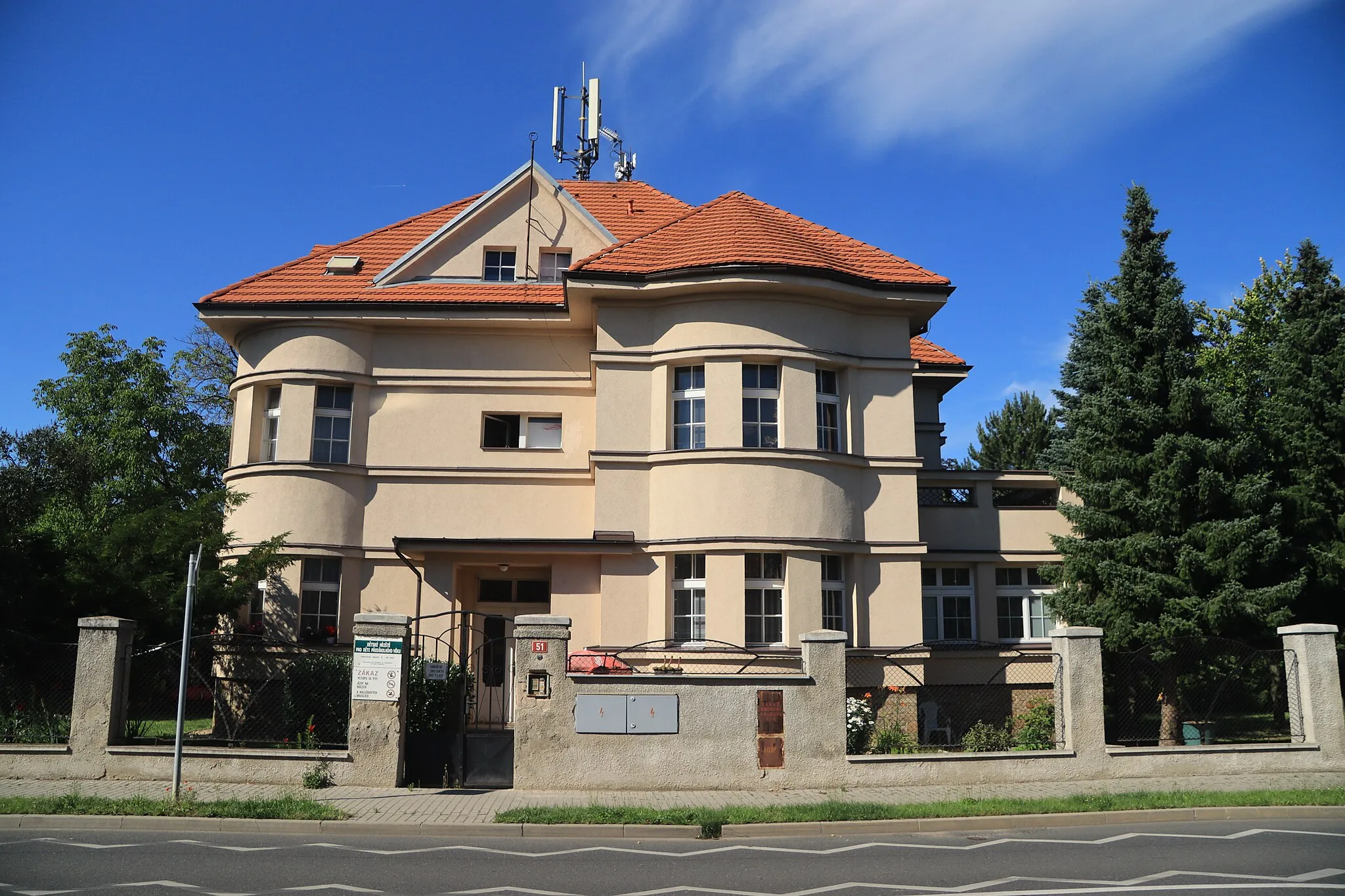 Photo showing: Overview of house K cihelně 1 at K cihelně street in Satalice, Prague.
