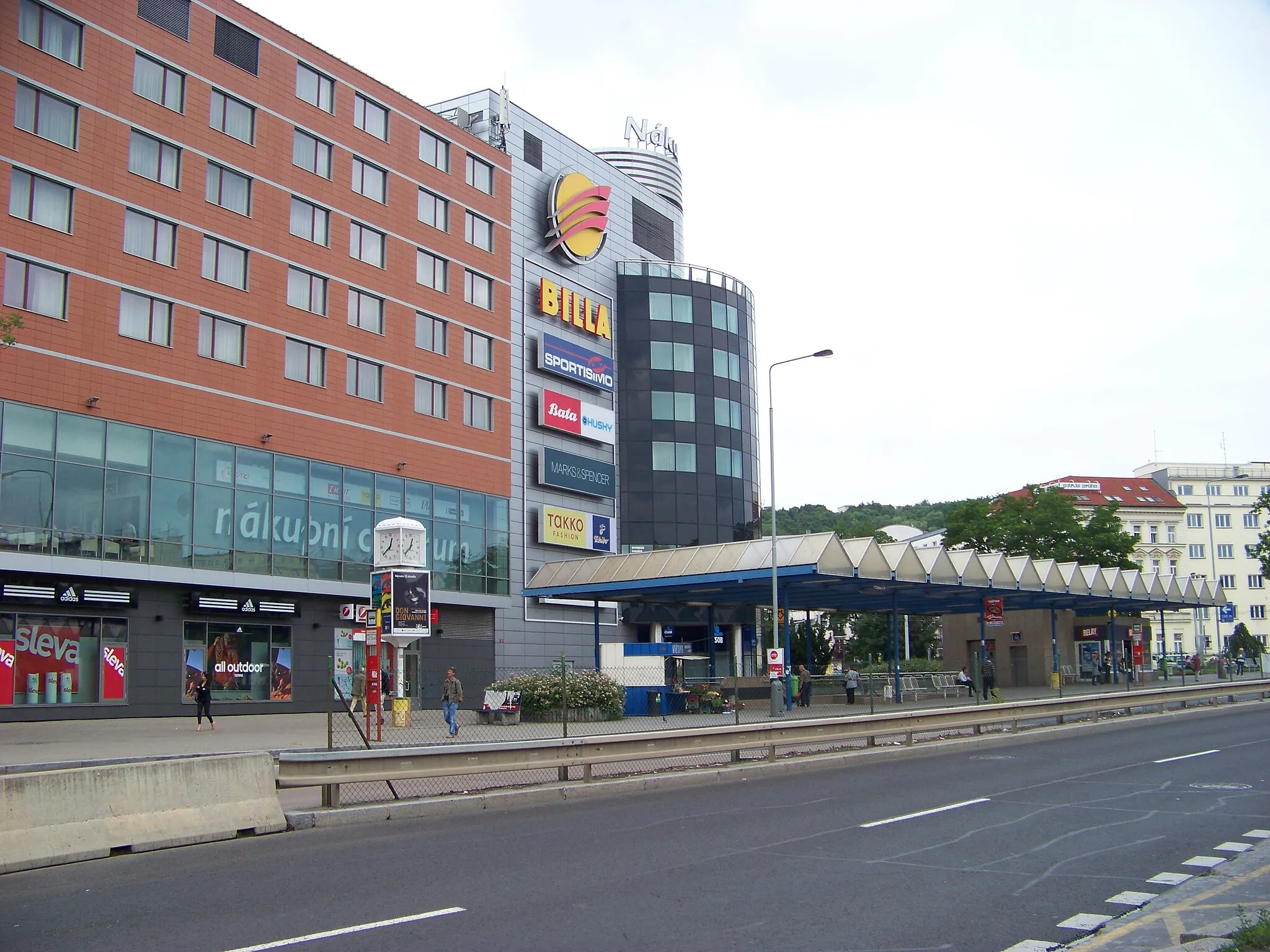 Photo showing: Prague-Vysočany, the Czech Republic. Freyova street, Vysočanská station, Fénix shopping centre.