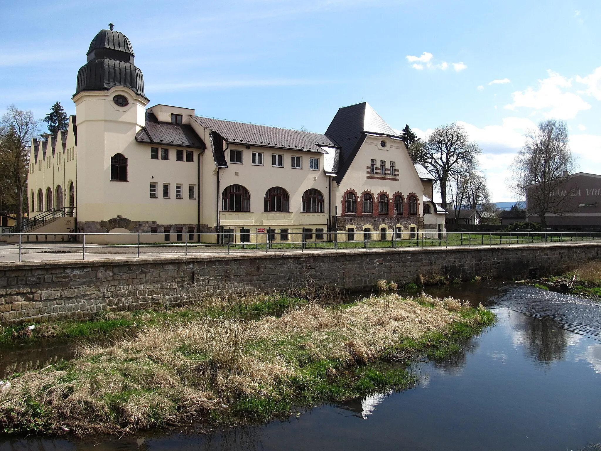 Photo showing: Bývalá Pollackova továrna na břehu řeky Stěnavy, severní konec Dvořákovy ulice