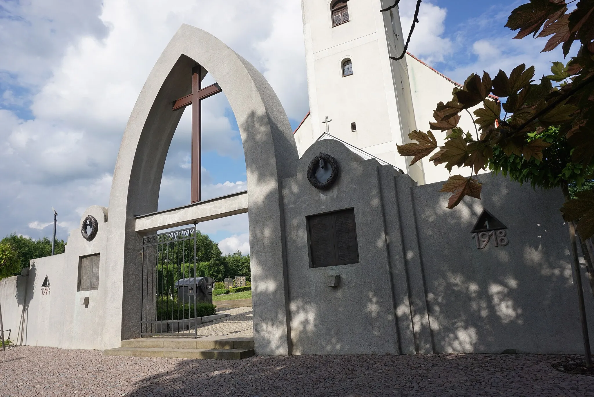 Photo showing: Červená Voda (Mährisch Rothwasser) - brána ke kostelu a na hřbitov - pomník padlým ve světové válce