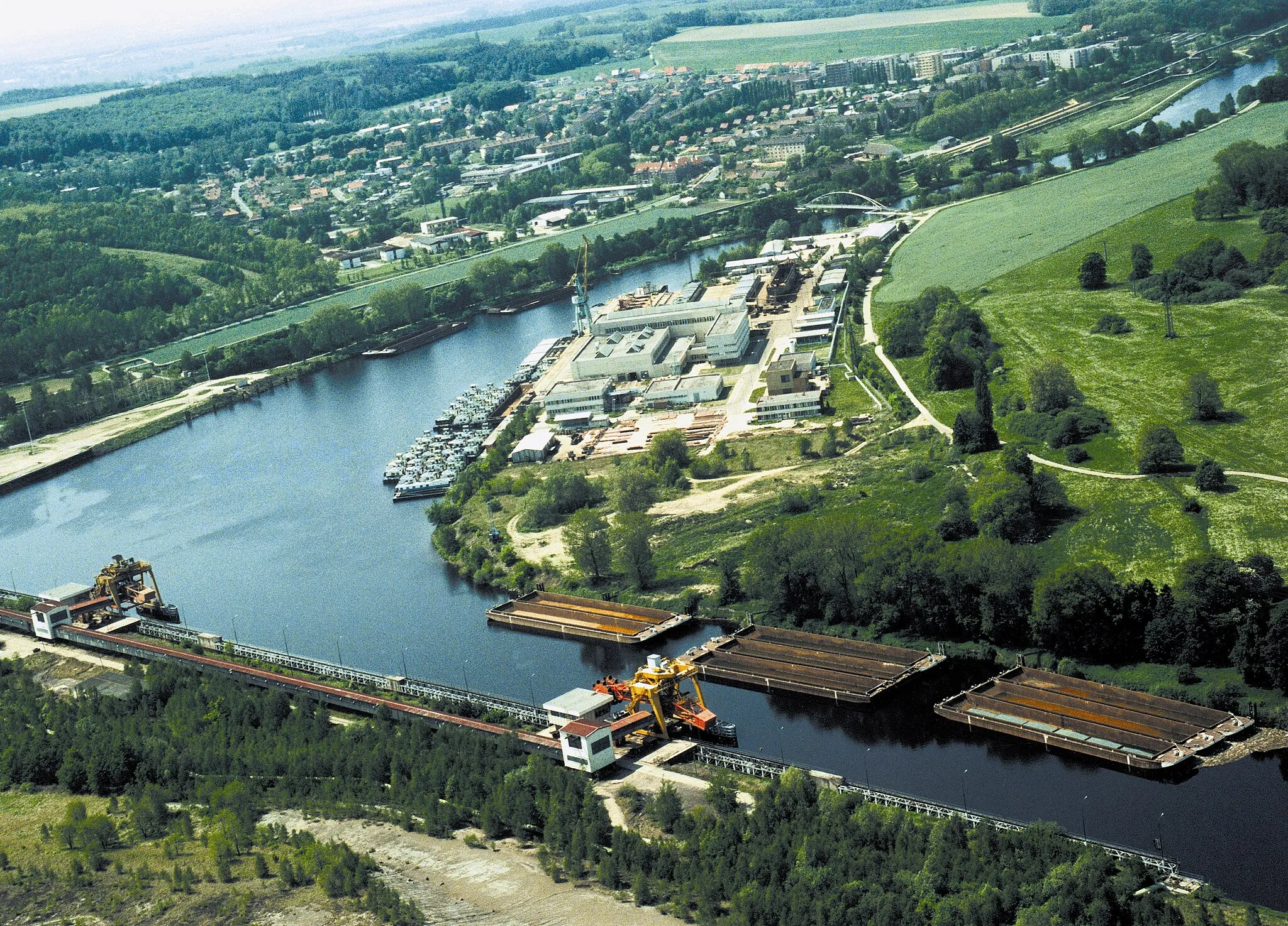Photo showing: Port Chvaletice is last port on the river Elbe. Navigability of Elbe should be extended to Pardubice and then to water corridor D-O-E.