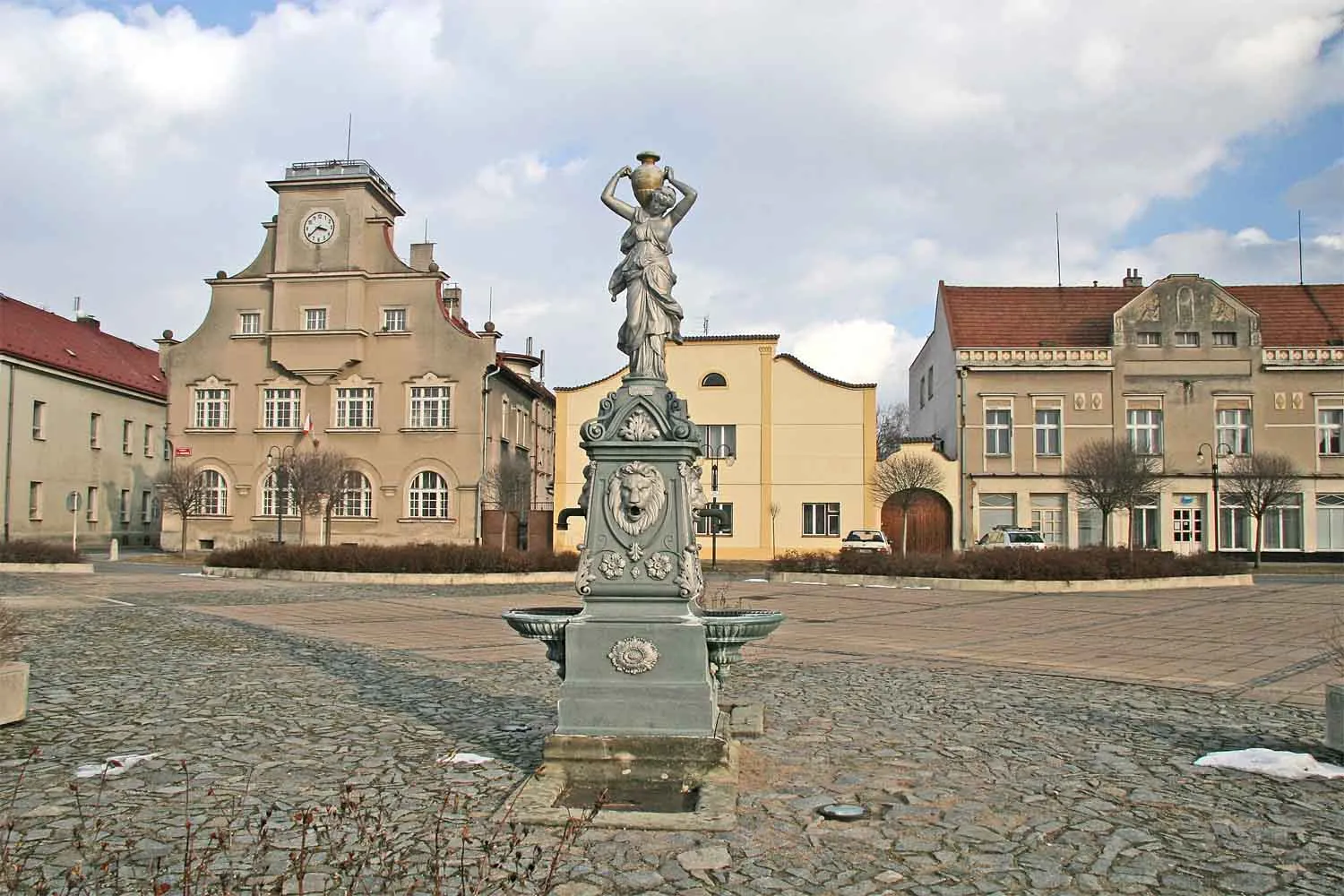 Photo showing: Fountain in town square of Dašice, Czech Republic.