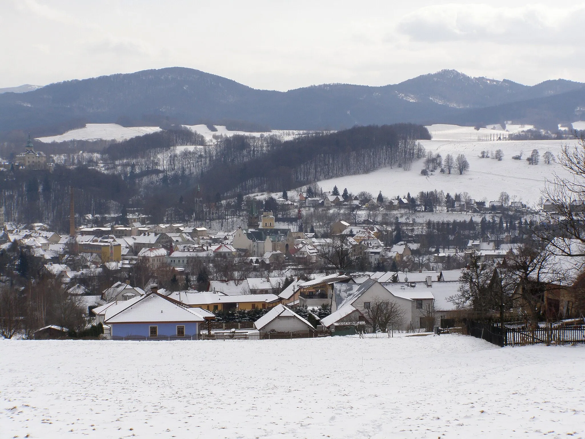 Photo showing: Frýdlant, pohled ze severu z jižního úbočí vrcholu U Rozhledny (399 m n. m.), zcela v pozadí Jizerské hory