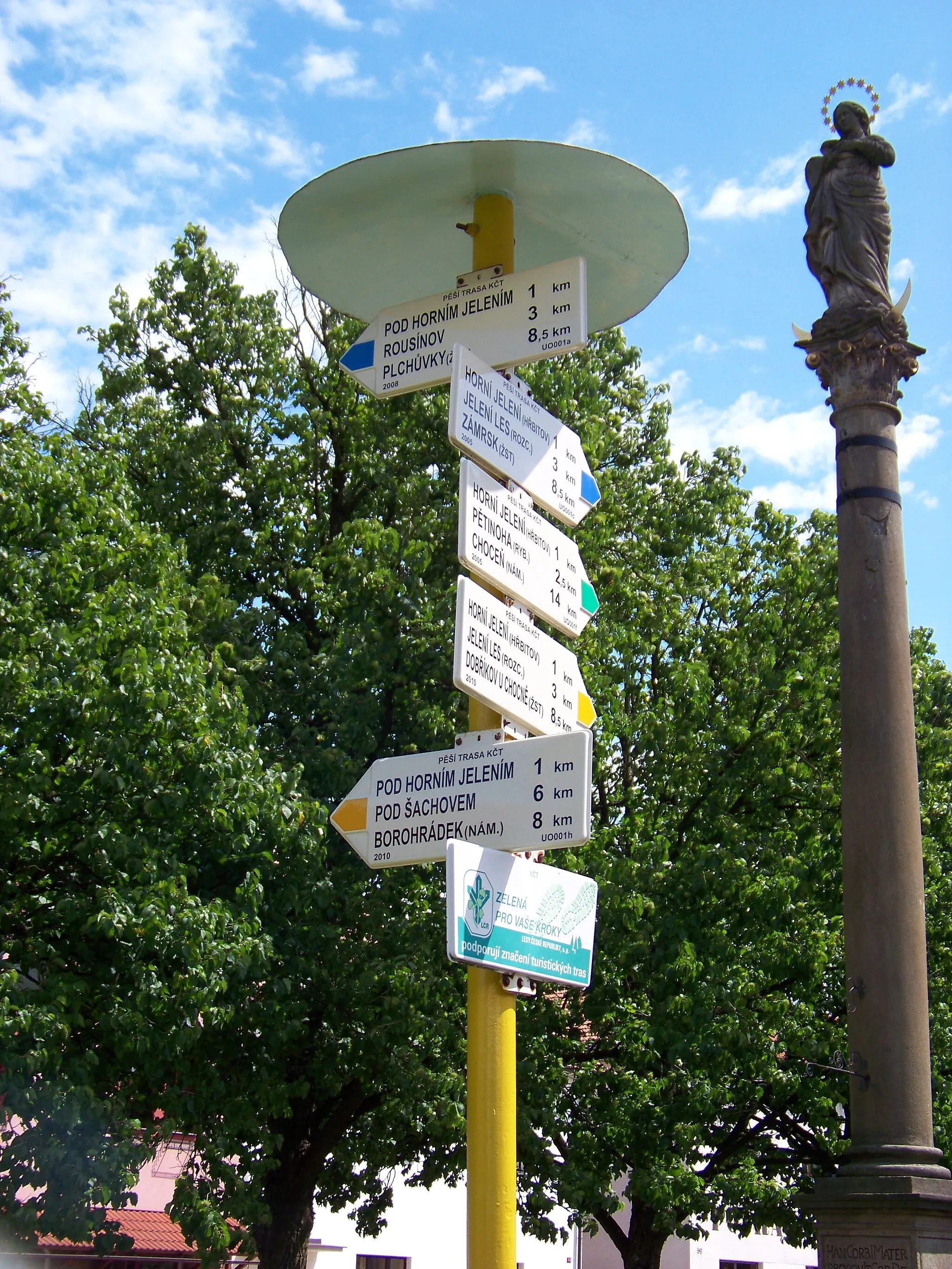 Photo showing: Horní Jelení, Pardubice District, Pardubice Region, the Czech Republic. Comenius Square, a hiking fingerpost.