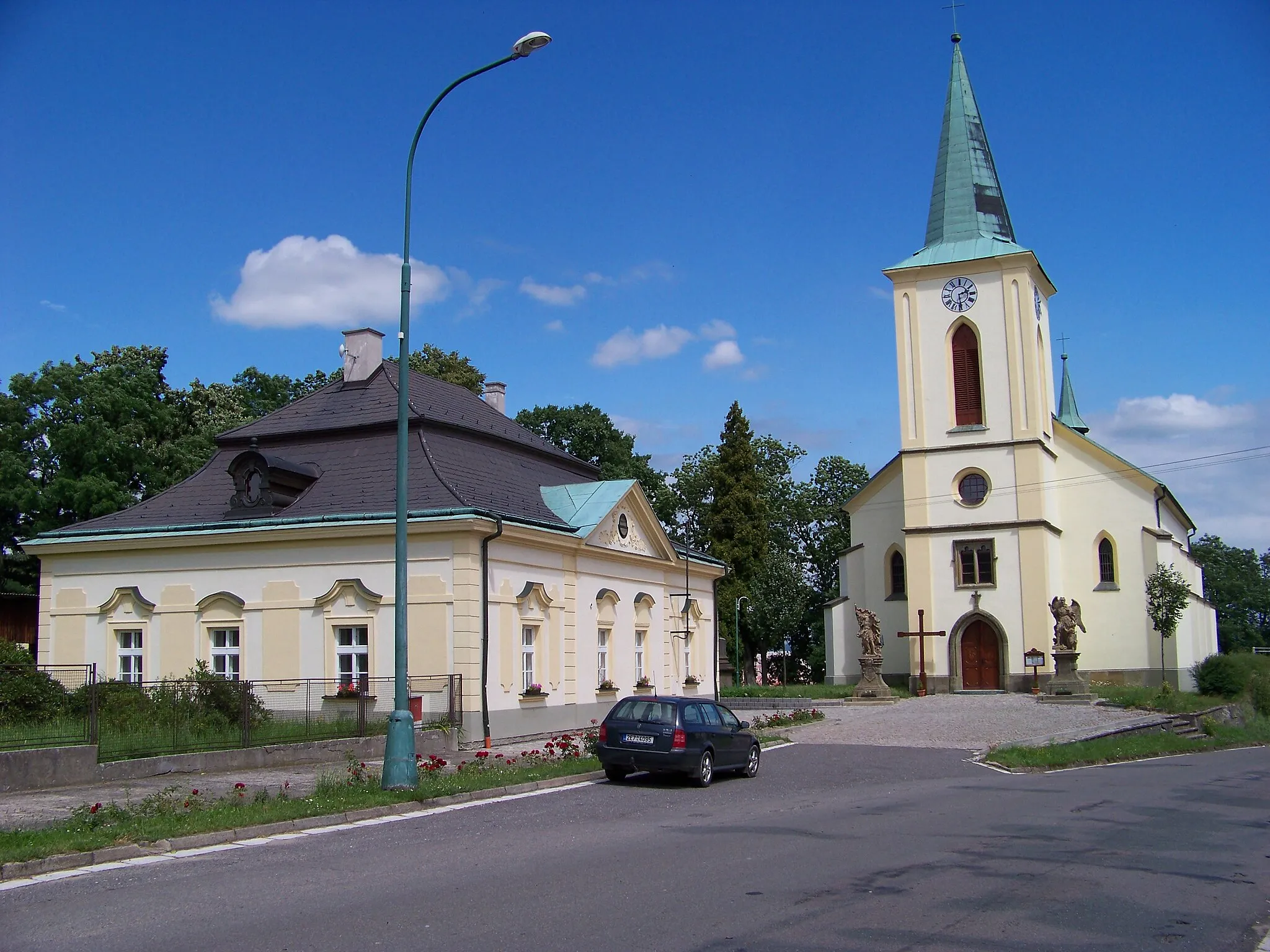 Photo showing: Horní Jelení, Pardubice District, Pardubice Region, the Czech Republic. 5. května street, Holy Trinity Church.