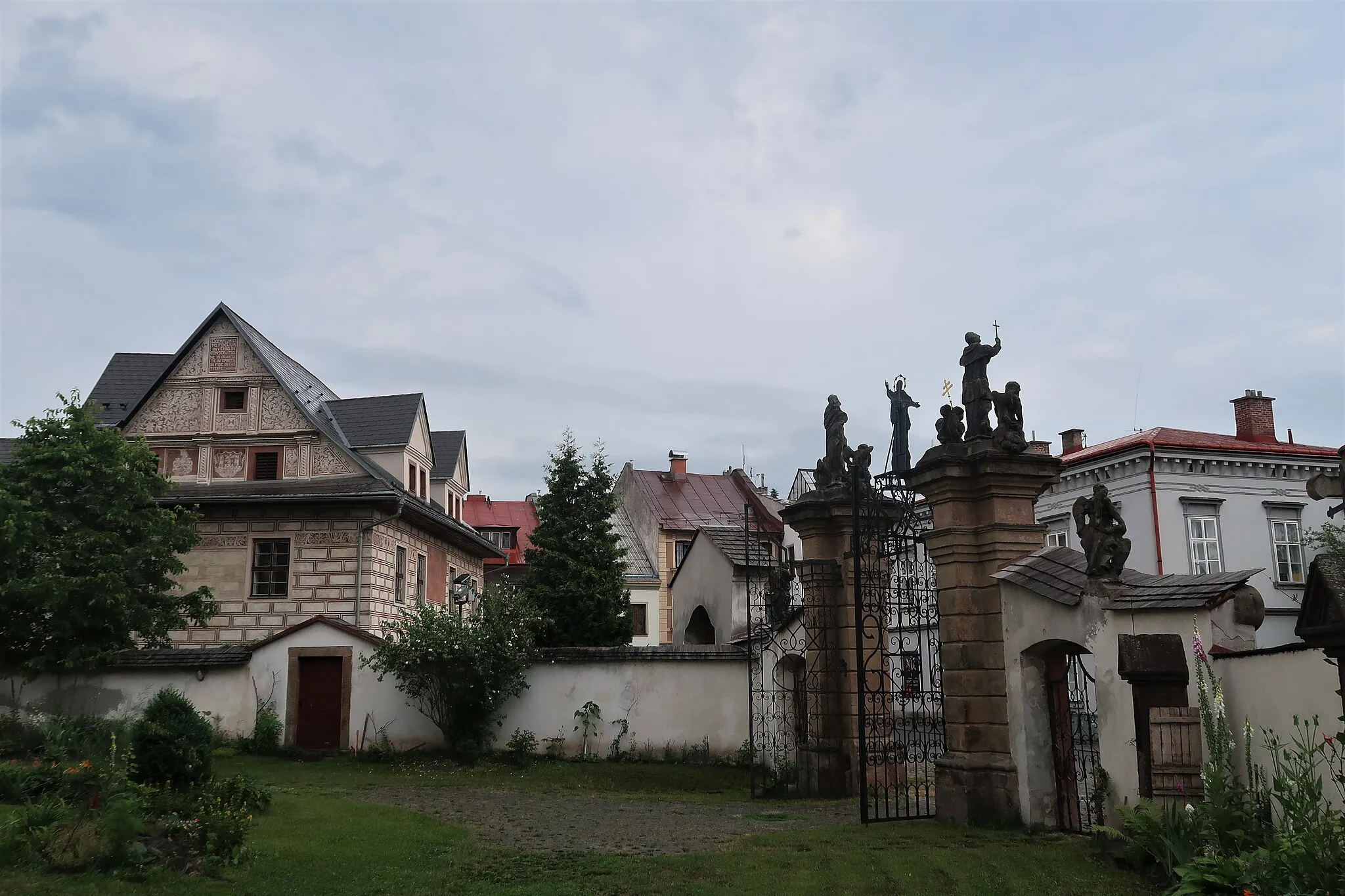 Photo showing: Brána do areálu kostela Nejsvětější Trojice, vlevo budova děkanství se sgrafity.