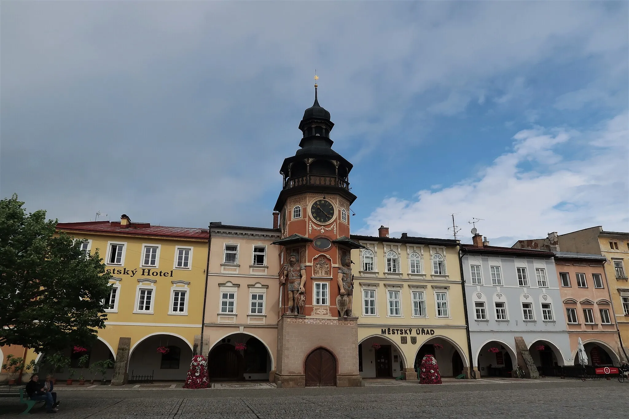 Photo showing: Hostinné, náměstí s radnicí